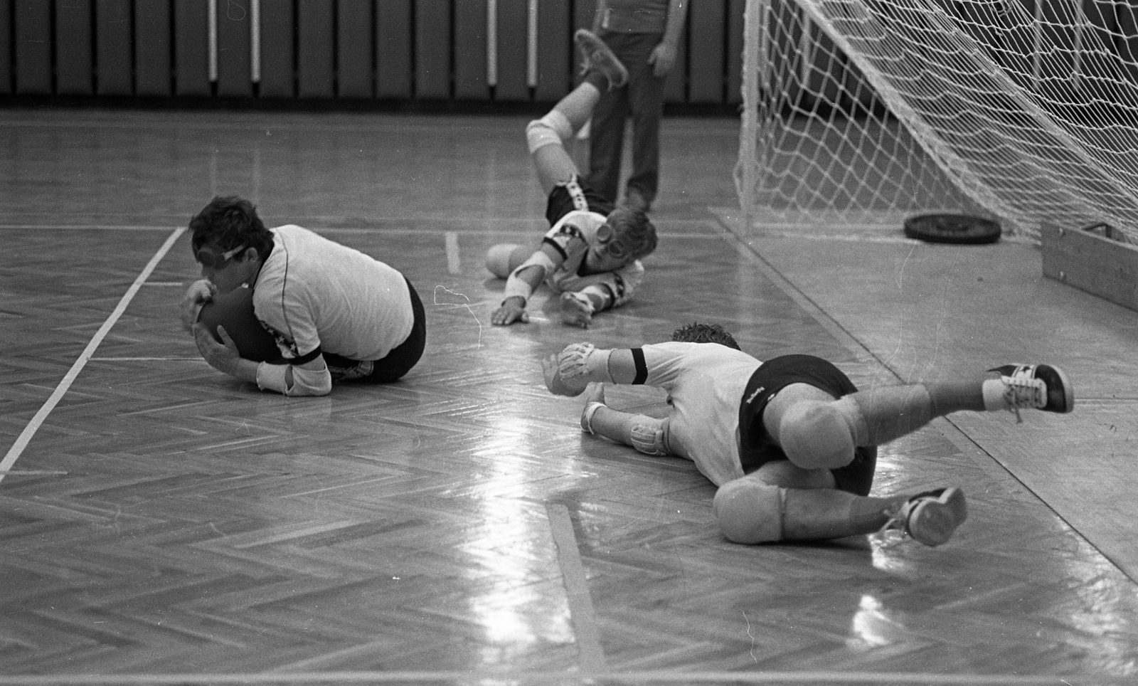 Hungary, Budapest XIII., Fáy utcai Vasas kézilabdacsarnok, csörgőlabda mérkőzés., 1983, Urbán Tamás, Budapest, blind person, goalball, rattling ball, Fortepan #126015