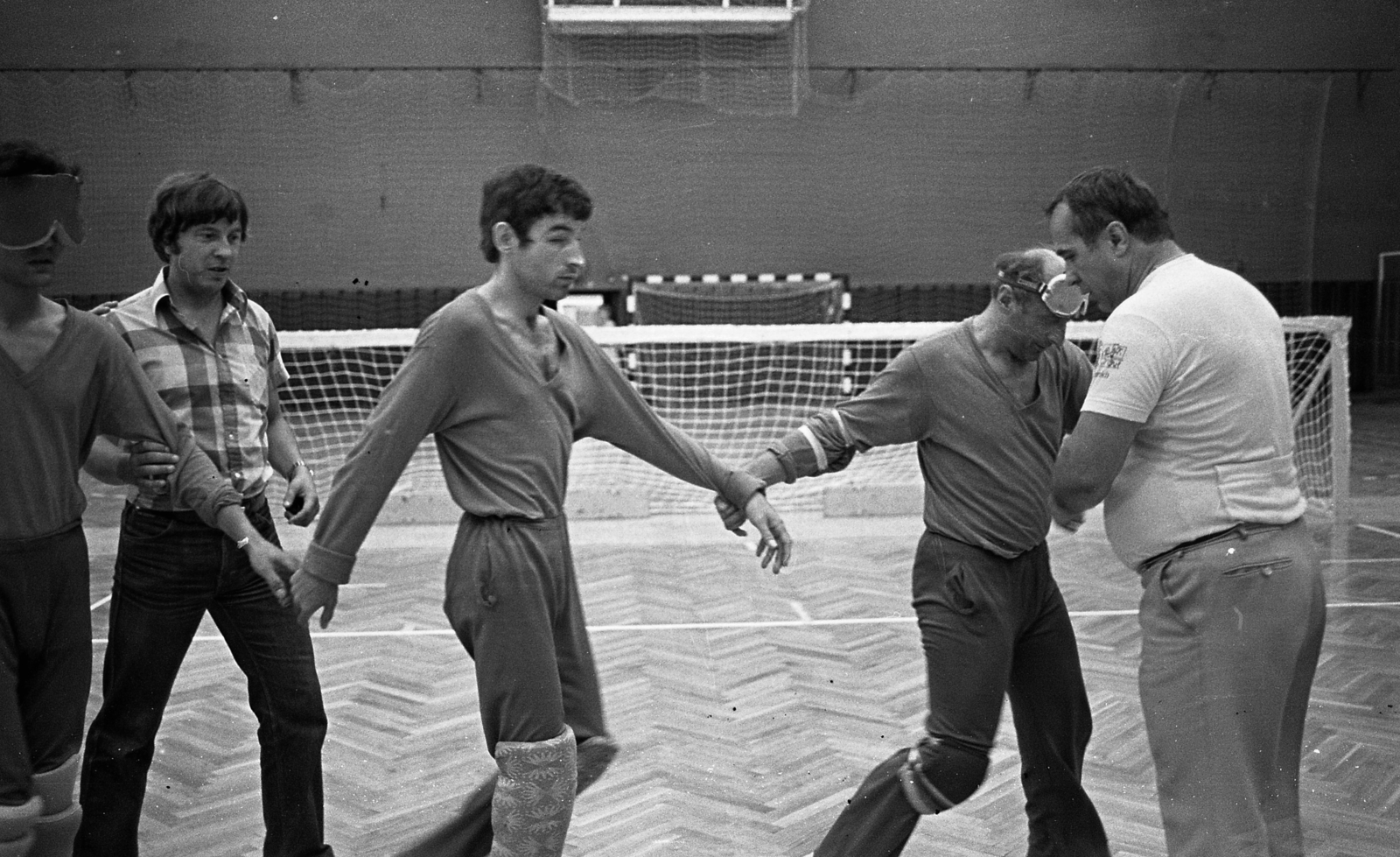 Hungary, Budapest XIII., Fáy utcai Vasas kézilabdacsarnok, csörgőlabda mérkőzés., 1983, Urbán Tamás, Budapest, blind person, goalball, rattling ball, Fortepan #126018