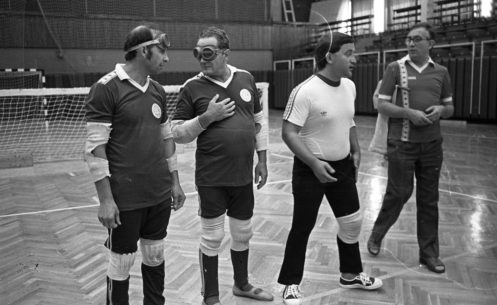 Hungary, Budapest XIII., Fáy utcai Vasas kézilabdacsarnok, csörgőlabda mérkőzés., 1983, Urbán Tamás, Budapest, blind person, goalball, rattling ball, Fortepan #126019