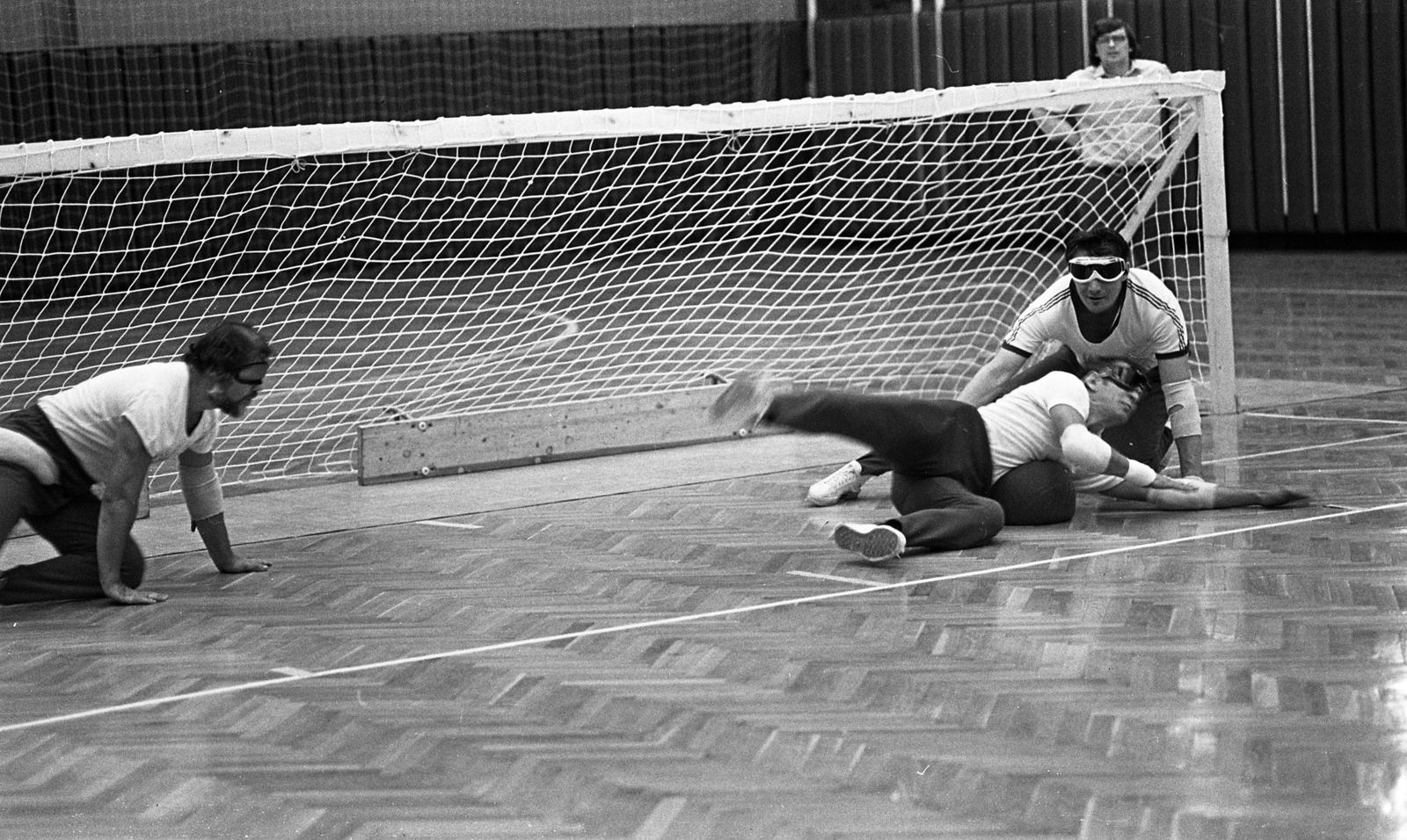 Hungary, Budapest XIII., Fáy utcai Vasas kézilabdacsarnok, csörgőlabda mérkőzés., 1983, Urbán Tamás, Budapest, blind person, goalball, rattling ball, Fortepan #126020