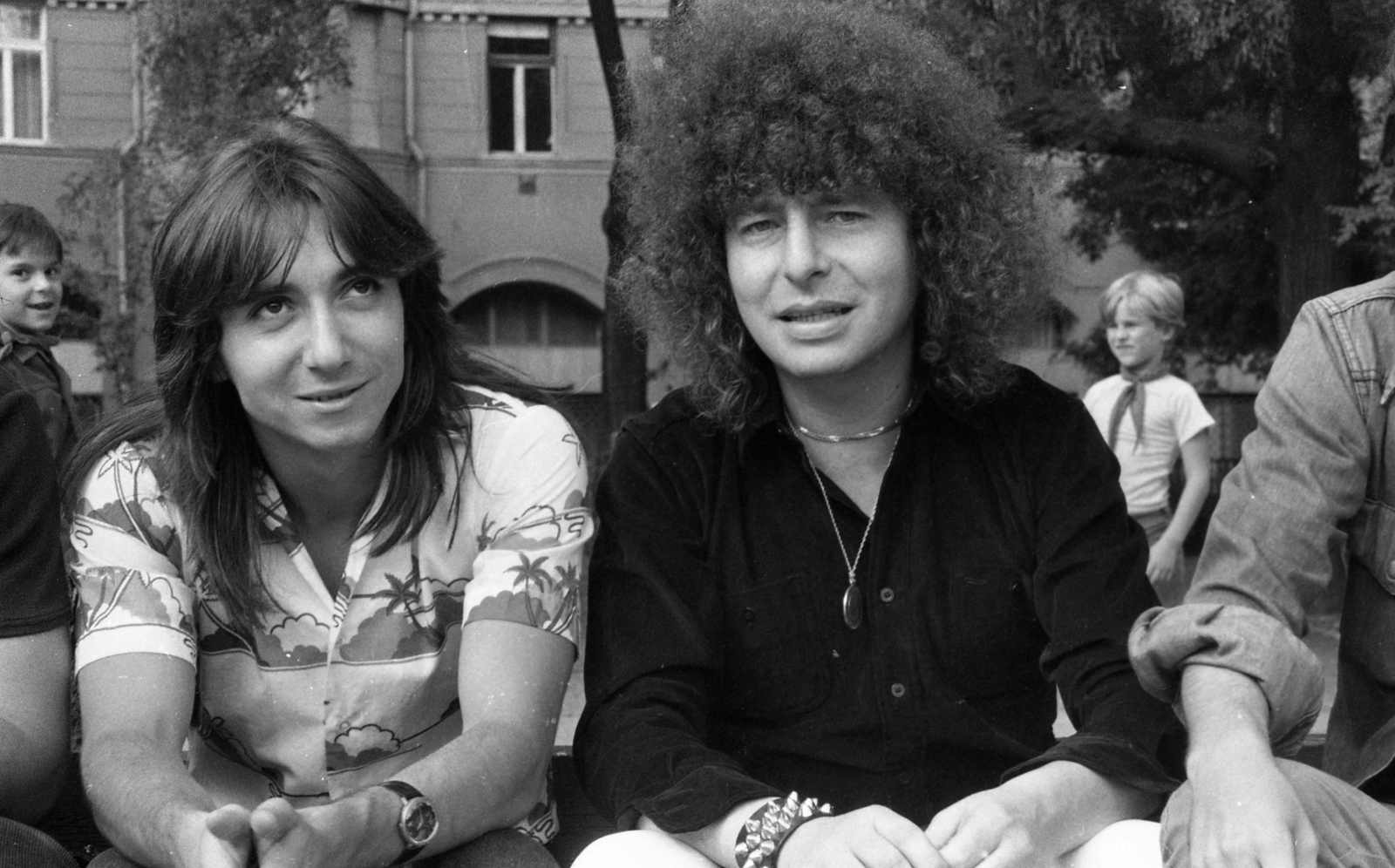 Hungary, Budapest VII., Klauzál tér, a V’Moto-Rock együttes tagjai: Lerch István és Demjén Ferenc. Háttérben a 16. számú ház., 1981, Urbán Tamás, Budapest, long-haired, Fortepan #126033