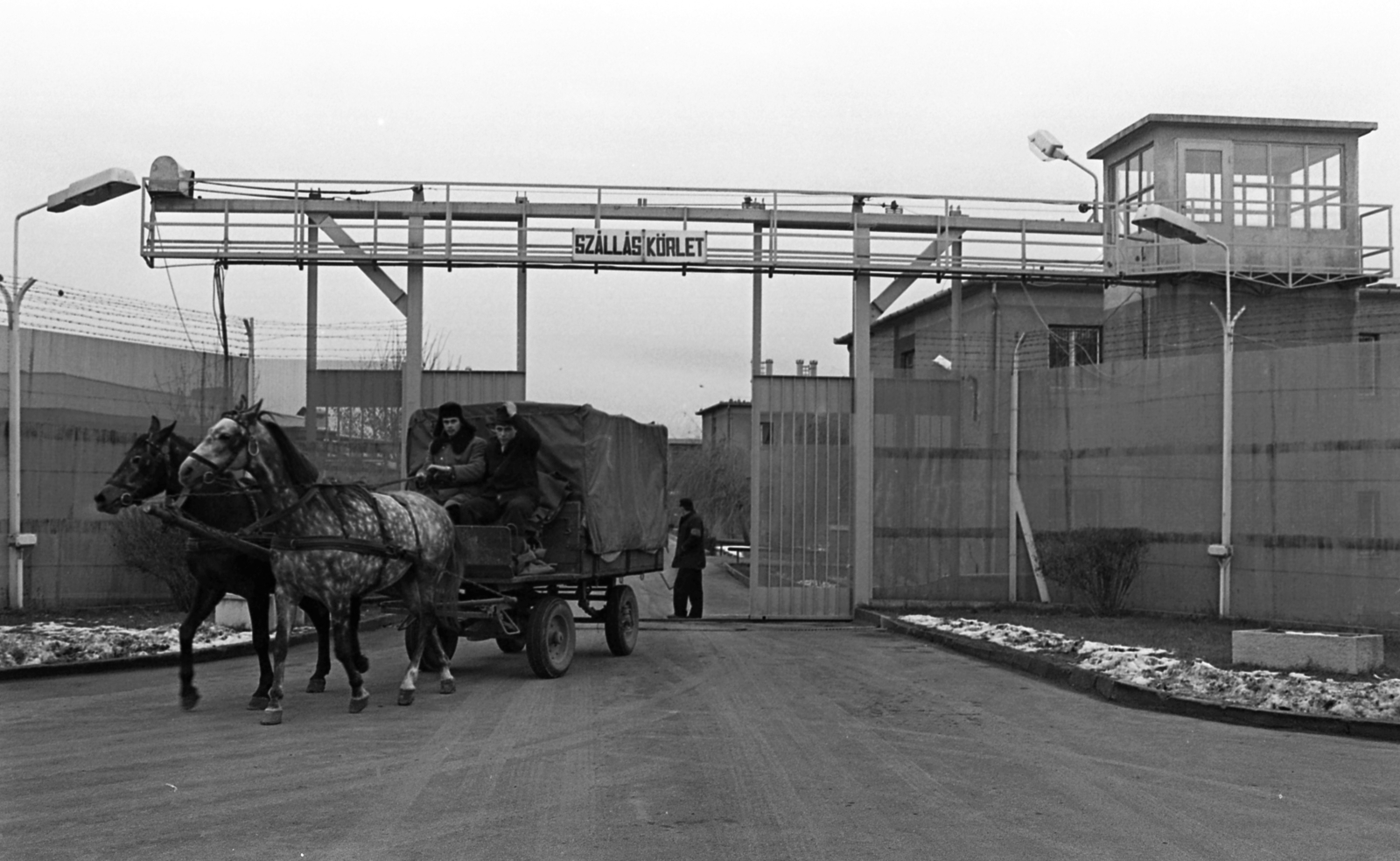 Magyarország, Baracska, a Baracskai Börtön és Fogház udvara., 1985, Urbán Tamás, lovaskocsi, Fortepan #126056