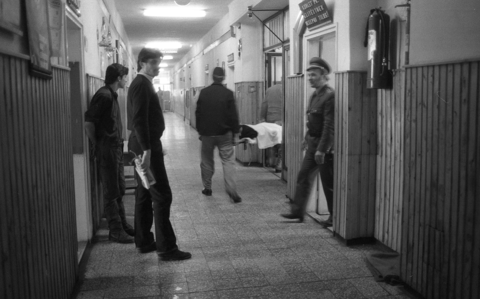 Magyarország, Tököl, Fiatalkorúak Börtöne és Fogháza, zárkasor, jobbra a körletparancsnok az irodájánál., 1985, Urbán Tamás, Fortepan #126066