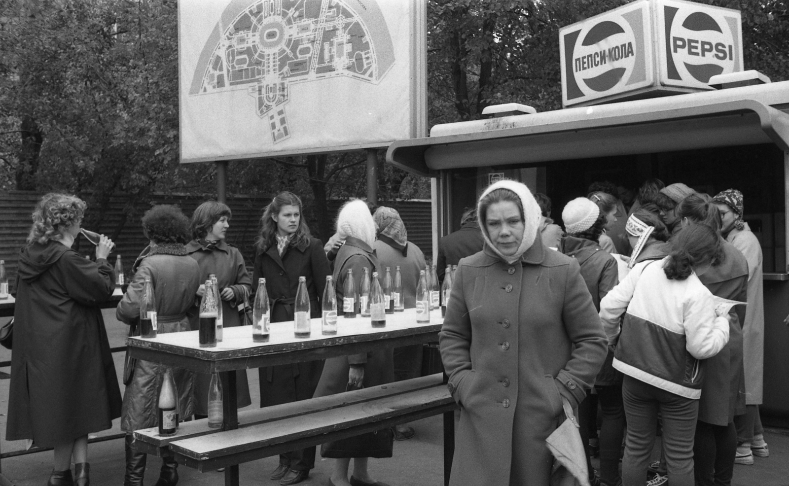 Oroszország, Moszkva, Pepsi árus a Luzsnyiki sportkomplexum környékén., 1982, Urbán Tamás, Szovjetunió, cirill írás, zsebredugott kéz, Pepsi-márka, Fortepan #126071