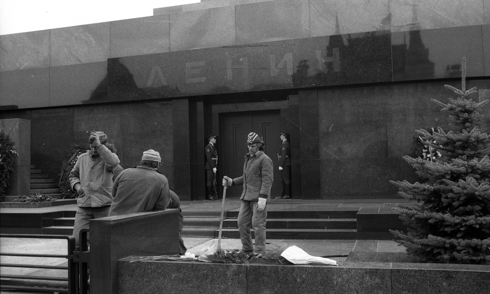 Oroszország, Moszkva, Vörös tér, Lenin mauzóleum., 1982, Urbán Tamás, Szovjetunió, díszőrség, cirill írás, mauzóleum, Alexej Scsucsev-terv, Fortepan #126080