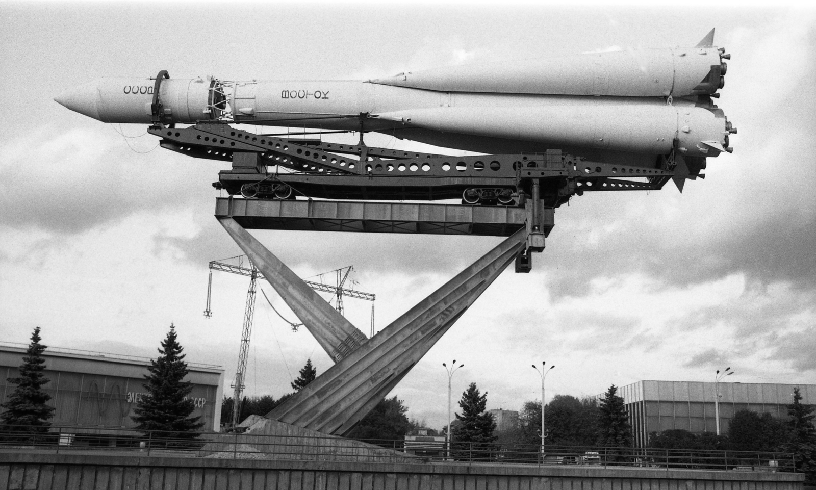 Russia, Moscow, Népgazdaság Eredményeinek Kiállítása (később Összoroszországi Kiállítási Központ). A képen Gagarin űrhajója, a Vosztok-1., 1982, Urbán Tamás, Soviet Union, crane, rocket, spaceship, Cyrillic alphabet, Fortepan #126081