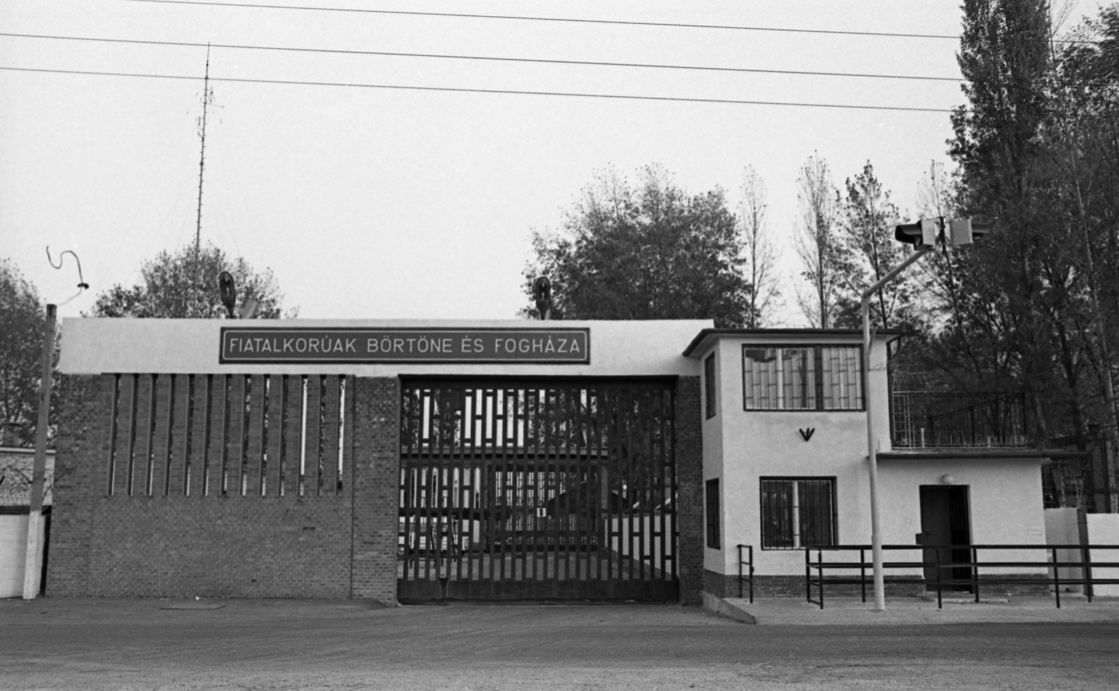 Magyarország, Tököl, Ráckevei út, a Fiatalkorúak Börtöne és Fogházának főbejárata., 1985, Urbán Tamás, Fortepan #126098