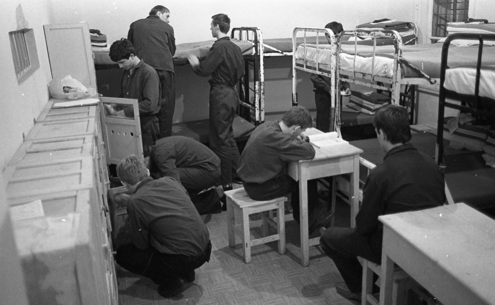 Magyarország, Tököl, Fiatalkorúak Börtöne és Fogháza, elítéltek a zárkában., 1985, Urbán Tamás, könyv, asztal, sámli, szekrény, emeletes ágy, Fortepan #126113