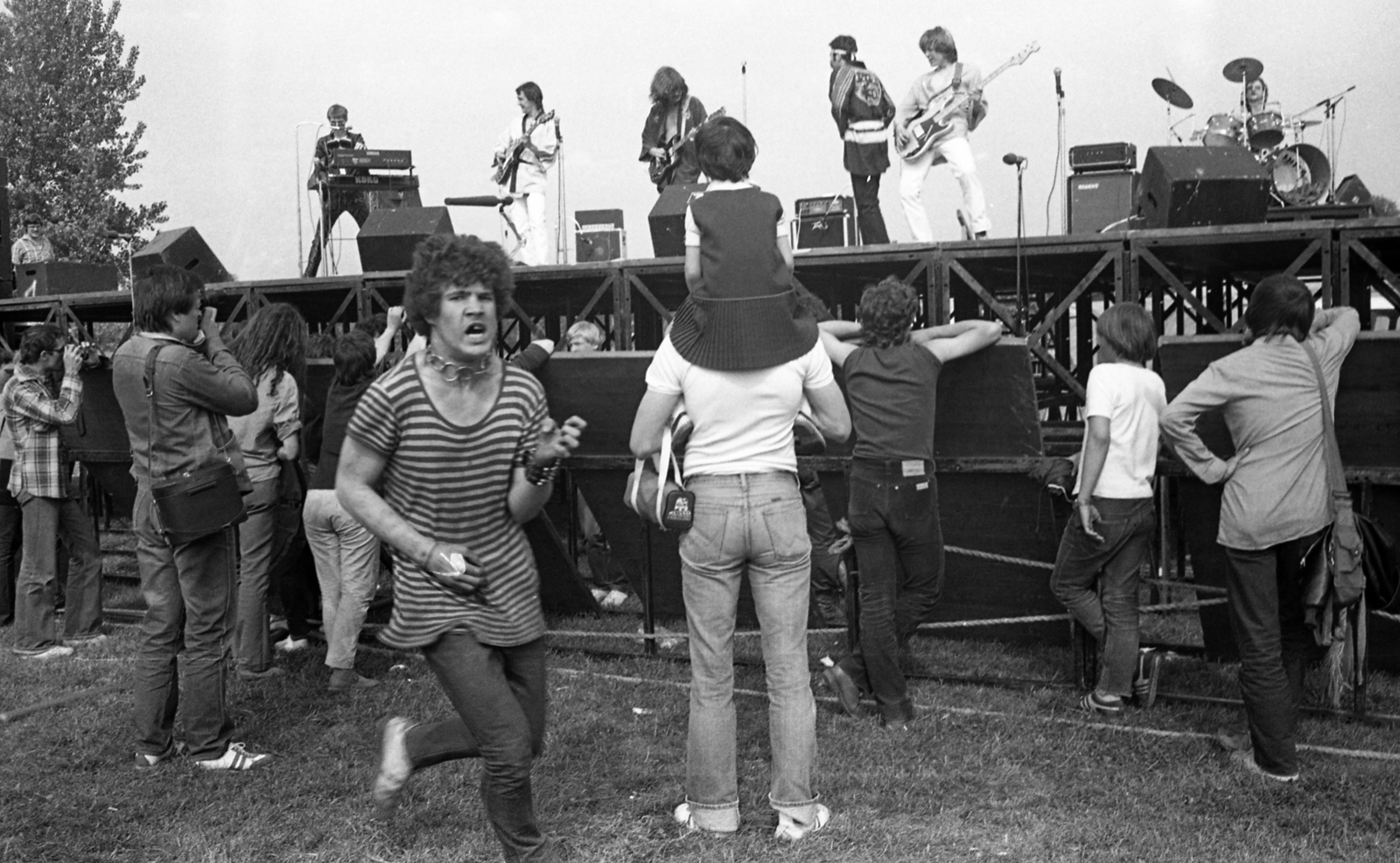 Hungary, Budapest III., Óbudai-sziget, az Óbudai Ifjúsági Nap rendezvénye 1983. május 7-én. A színpadon a Kamikaze (korábban Arashi) együttes., 1983, Urbán Tamás, band, stage, Budapest, sitting on the shoulders, cymbal, Fortepan #126115