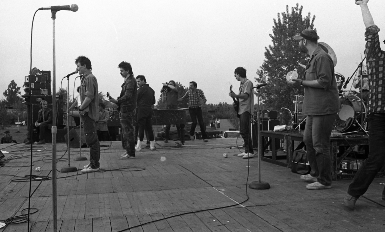 Hungary, Budapest III., Óbudai-sziget, az Óbudai Ifjúsági Nap rendezvénye 1983. május 7-én. Balra Nagy Feró és Trunkos András, mögöttük a gitáros Vedres József., 1983, Urbán Tamás, band, microphone, stage, Budapest, drummer, Fortepan #126117