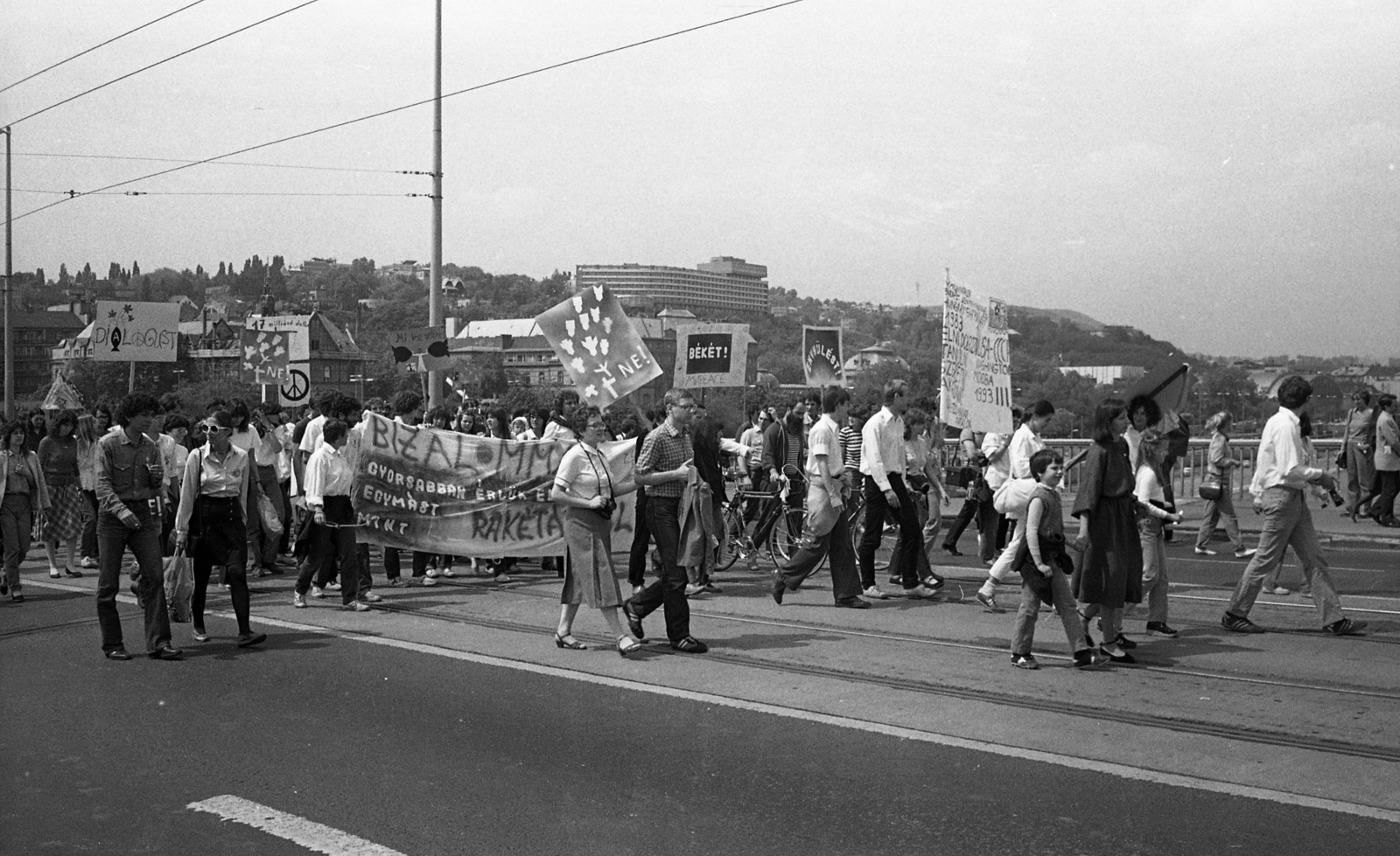 Hungary, Budapest II., békedemonstráció résztvevői a Margit hídon, háttérben a Rózsadomb., 1983, Urbán Tamás, Budapest, Fortepan #126120