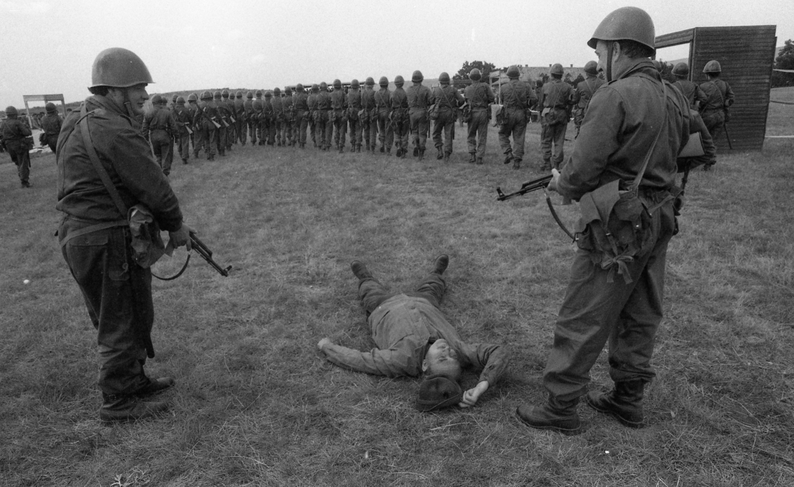 Hungary, Gyöngyös, Pipishegy Repülőtér. A felvétel a munkásőrség tömegoszlatási gyakorlatán készült., 1981, Urbán Tamás, machine gun, Workers' Militia, helmet, Fortepan #126140