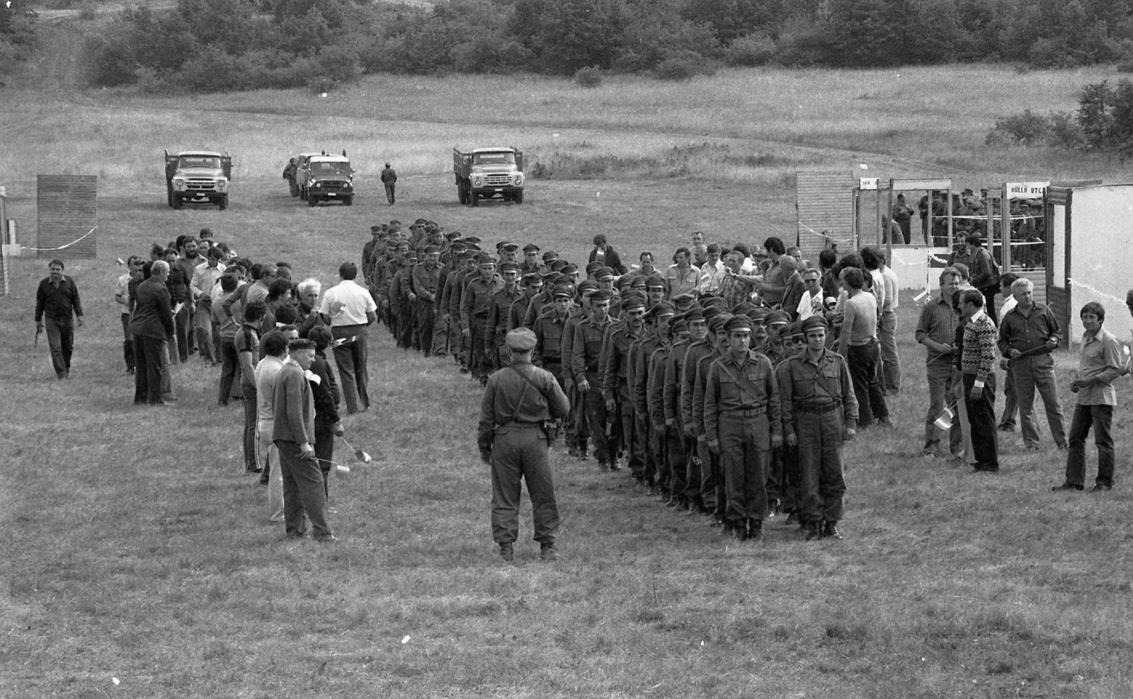 Hungary, Gyöngyös, Pipishegy Repülőtér. A felvétel a munkásőrség tömegoszlatási gyakorlatán készült., 1981, Urbán Tamás, Fortepan #126141