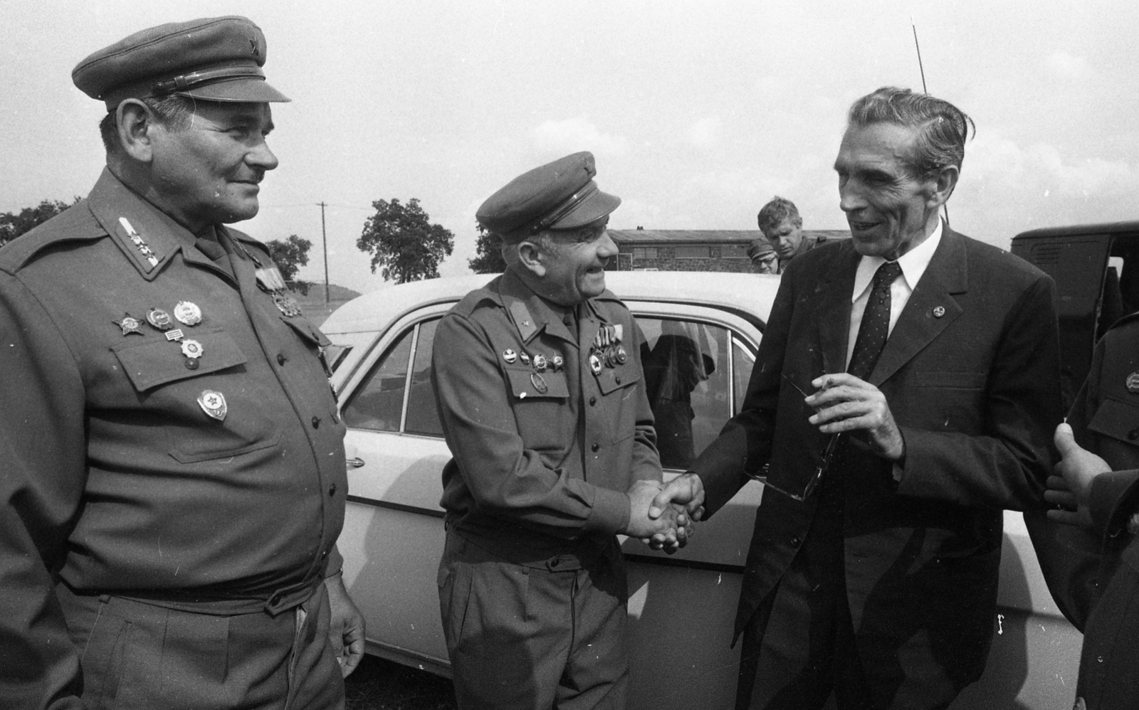 Hungary, Gyöngyös, Pipishegy Repülőtér. A felvétel a munkásőrség tömegoszlatási gyakorlatán készült., 1981, Urbán Tamás, handshake, Fortepan #126143