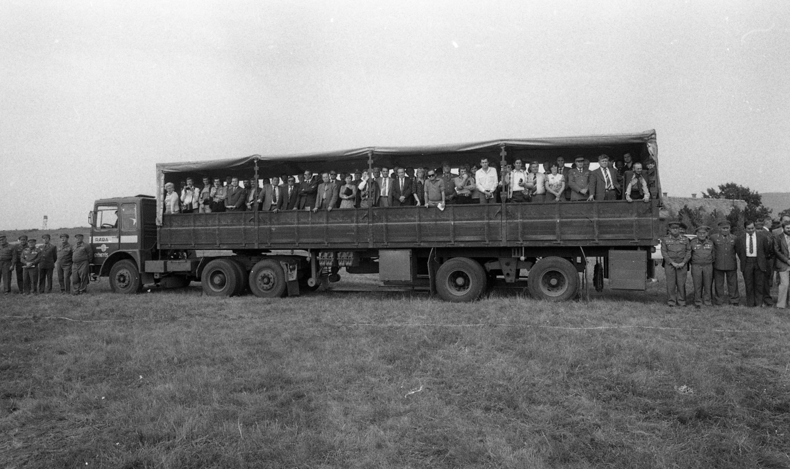 Hungary, Gyöngyös, Pipishegy Repülőtér. A felvétel a munkásőrség tömegoszlatási gyakorlatán készült., 1981, Urbán Tamás, Rába-brand, trailer, camion, auditorium, Rába 833, Fortepan #126146