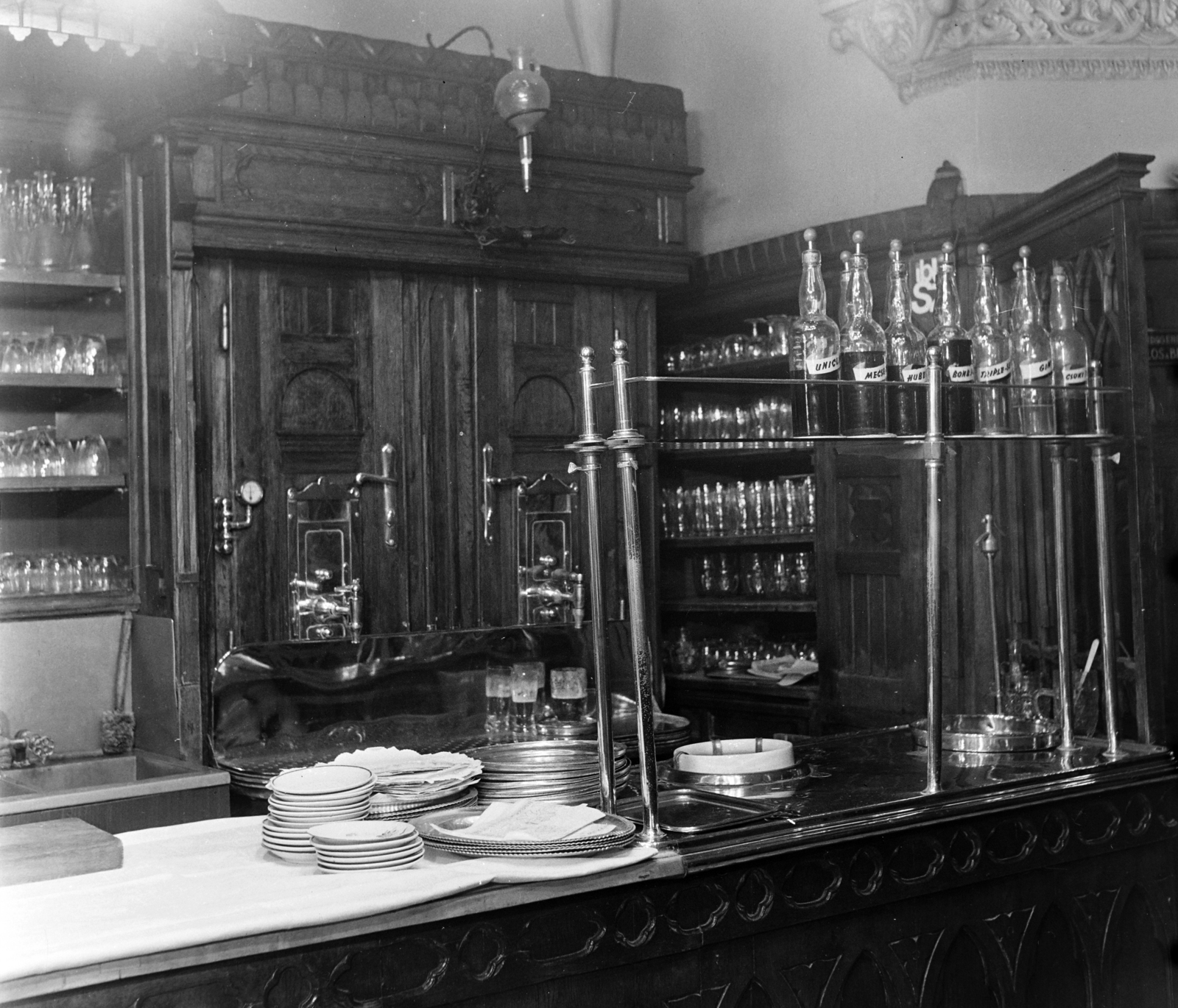 Hungary, Budapest V., Kígyó utca 4-6., Apostolok étterem., 1966, Bauer Sándor, Budapest, beer tap, shop interior, Fortepan #126155