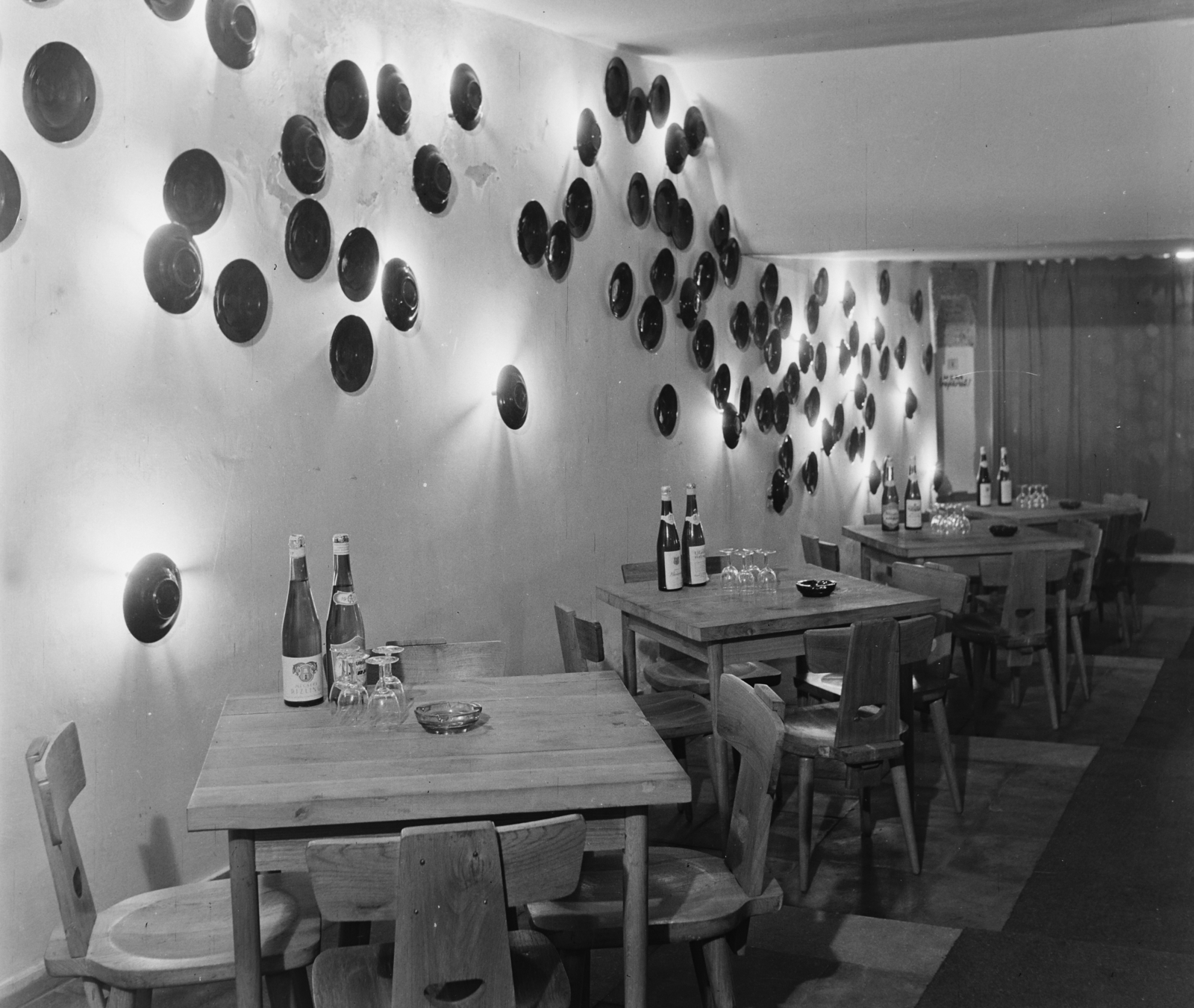 Hungary, Szekszárd, Sió Csárda a 6-os főút mellett., 1966, Bauer Sándor, glass, ceramics, Fortepan #126161