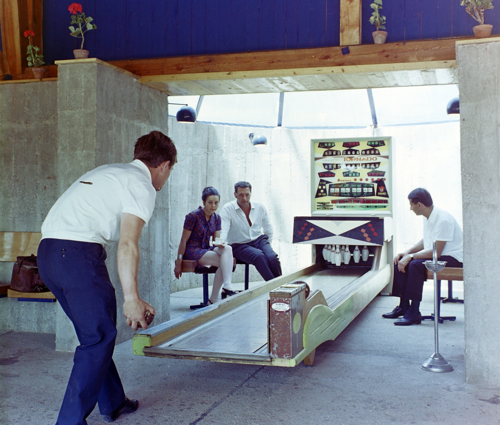 Magyarország, Balatonfüred, Hotel Annabella, kerti bár és játékterem., 1975, Bauer Sándor, színes, Best of, tekézés, Fortepan #126168