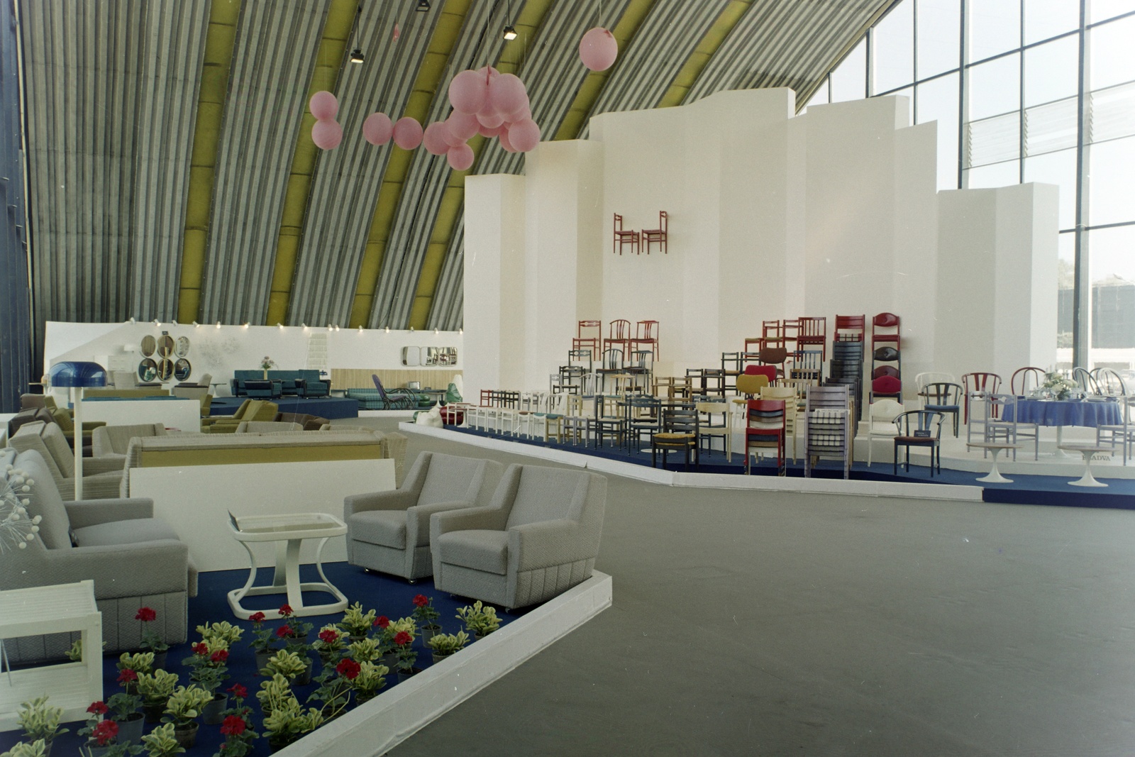 Magyarország, Városliget, Budapest XIV., Otthon '73 bútorkiállítás a BNV területén., 1972, Bauer Sándor, színes, lakberendezés, bútor, nemzetközi vásár, kiállítás, Budapest, léggömb, Fortepan #126175