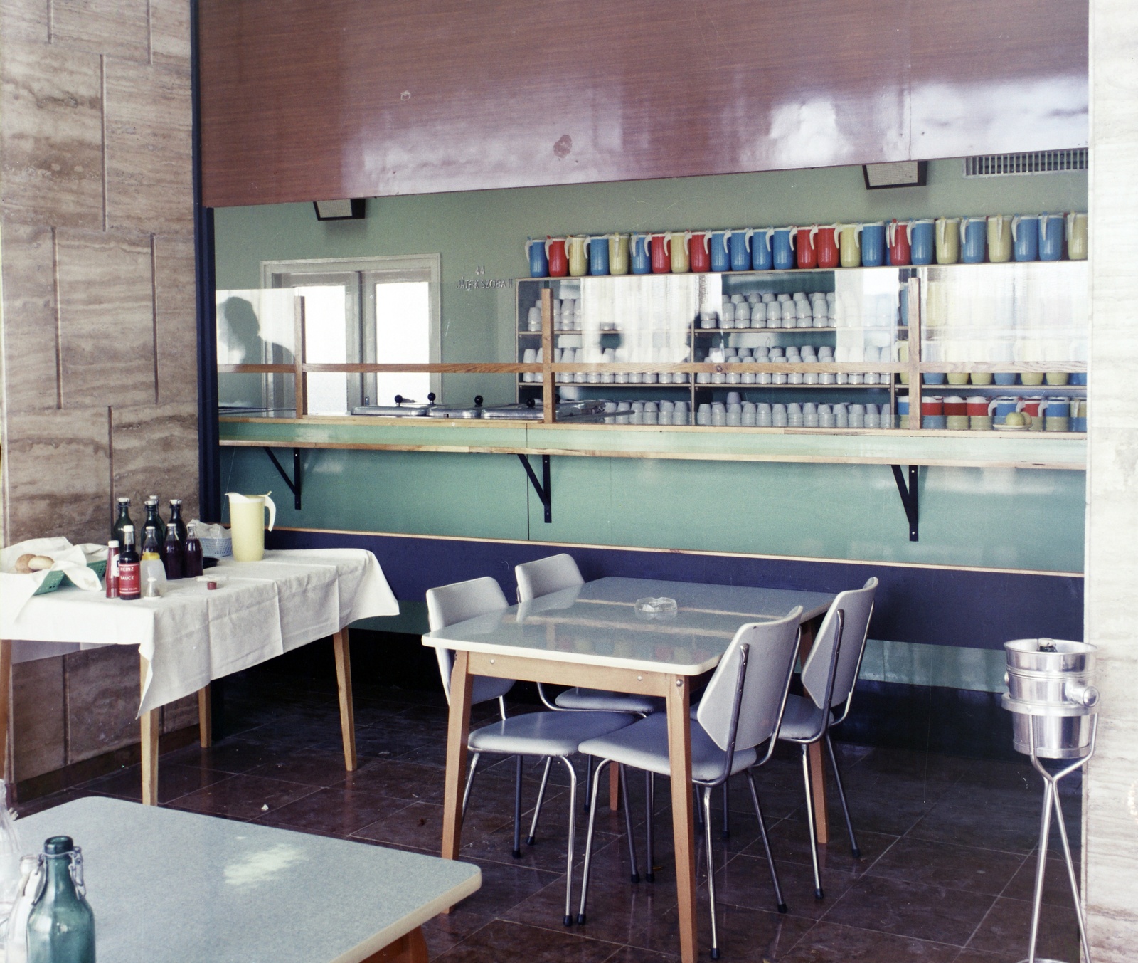 Hungary, Gödöllő, Gödöllői Agrártudományi Egyetem (később Szent István, majd Magyar Agrár- és Élettudományi Egyetem) a Gépészmérnöki Kar épületének folyosója. A VIII. atlétikai Európa-bajnokság részvevői számára berendezett étterem., 1966, Bauer Sándor, colorful, Fortepan #126186