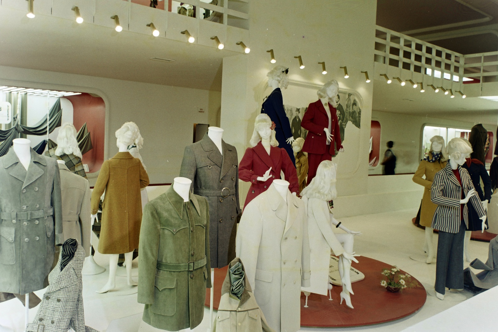 Hungary, Budapest X., Albertirsai (Dobi István) úti vásárterület, a Május 1 Ruhagyár standja., 1980, Bauer Sándor, fashion, colorful, exhibition, Budapest, mannequin, Fortepan #126191