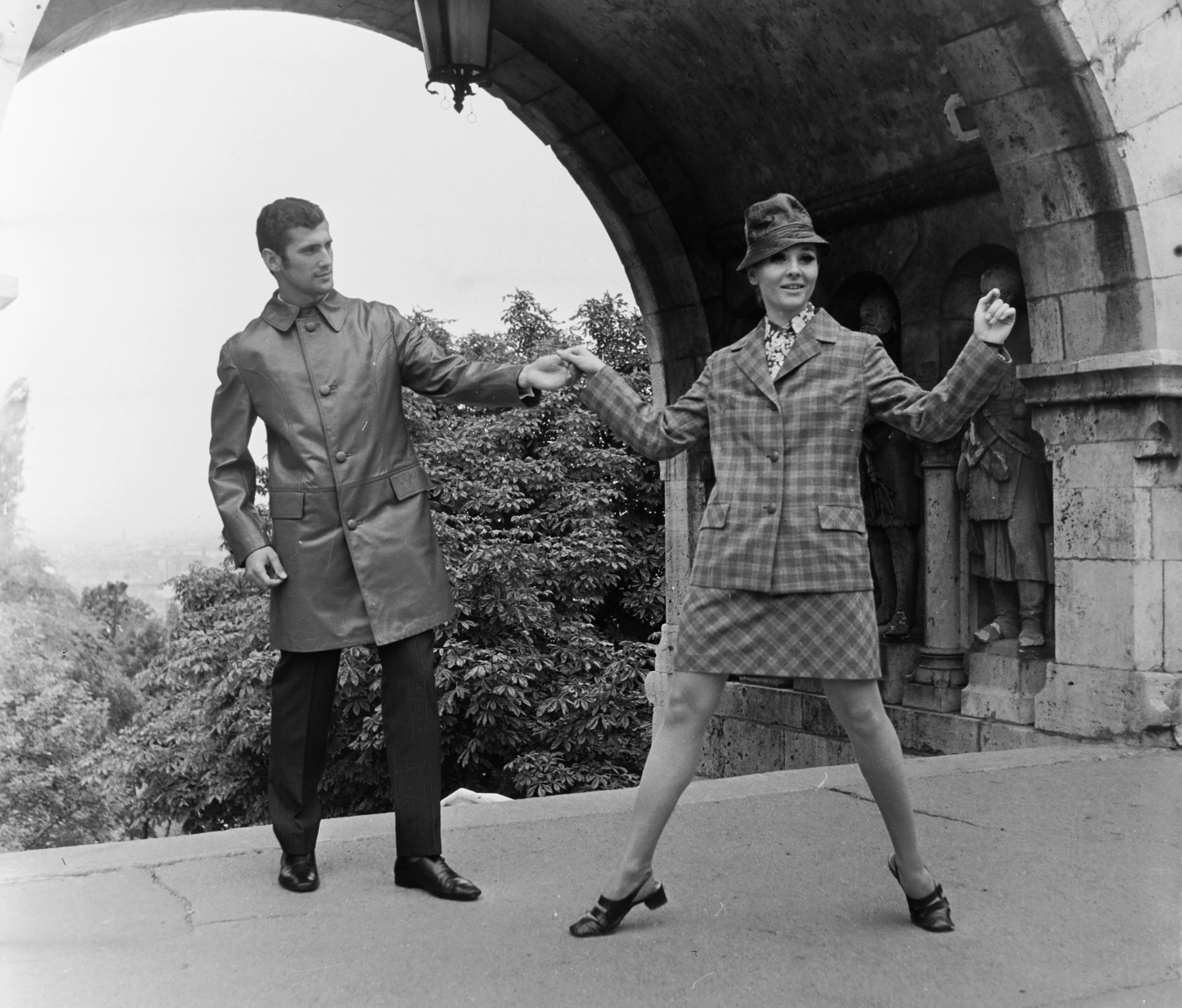 Hungary, Halászbástya, Budapest I., Schulek lépcső. Boross Ferenc és Kemenes Mari manökenek., 1968, Bauer Sándor, Budapest, fashion photography, Fortepan #126197