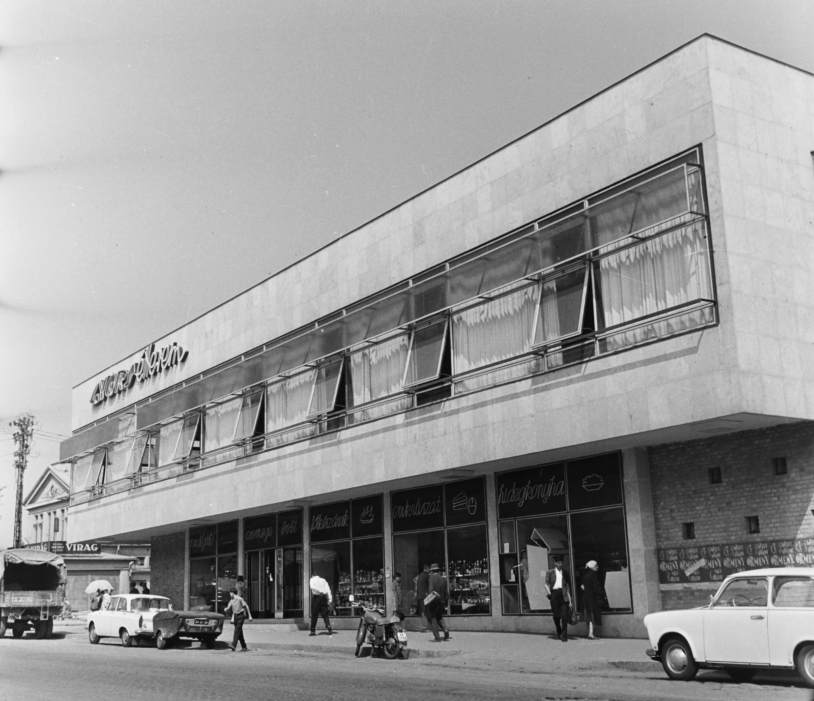 Magyarország, Miskolc, Zsolcai-kapu, Gyors étterem., 1967, Bauer Sándor, motorkerékpár, járókelő, teherautó, utcakép, életkép, utánfutó, Trabant 600, Moszkvics 412, neon felirat, Fortepan #126201
