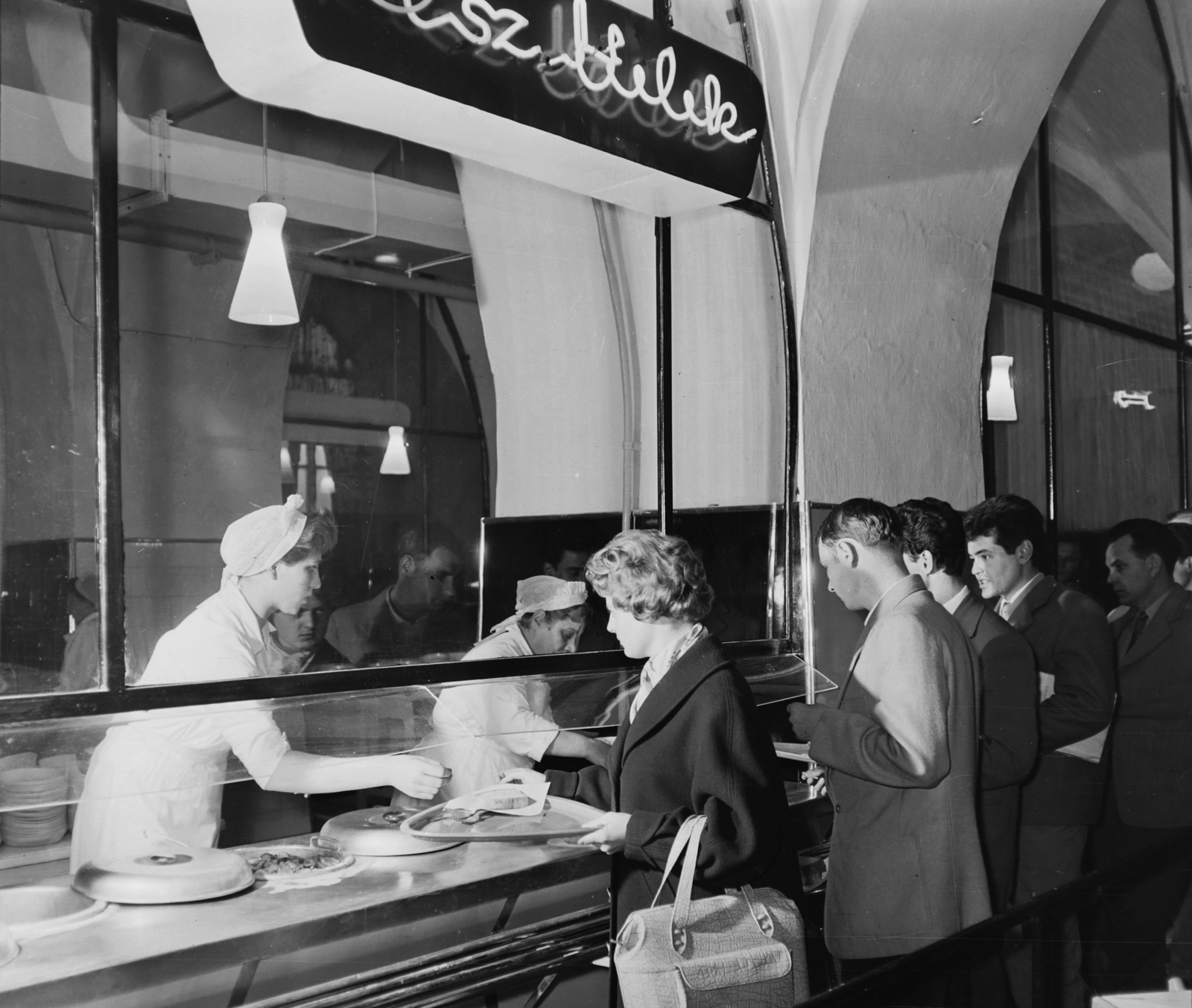 Hungary, Budapest IX., Fővám (Dimitrov) tér, Marx Károly Közgazdaságtudományi Egyetem (később Corvinus Egyetem), étterem., 1960, Bauer Sándor, Budapest, tray, standing in line, Fortepan #126207