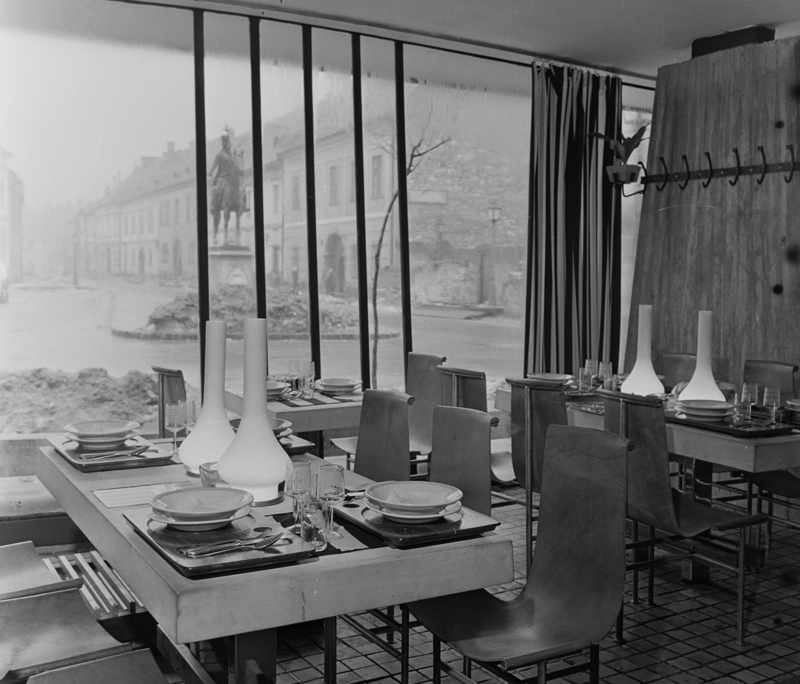 Magyarország, budai Vár, Budapest I., Szentháromság utca 9-11., Fehér Galamb vendéglő. A portál üvegen át Hadik András lovasszobra látszik., 1969, Bauer Sándor, Budapest, Fortepan #126227