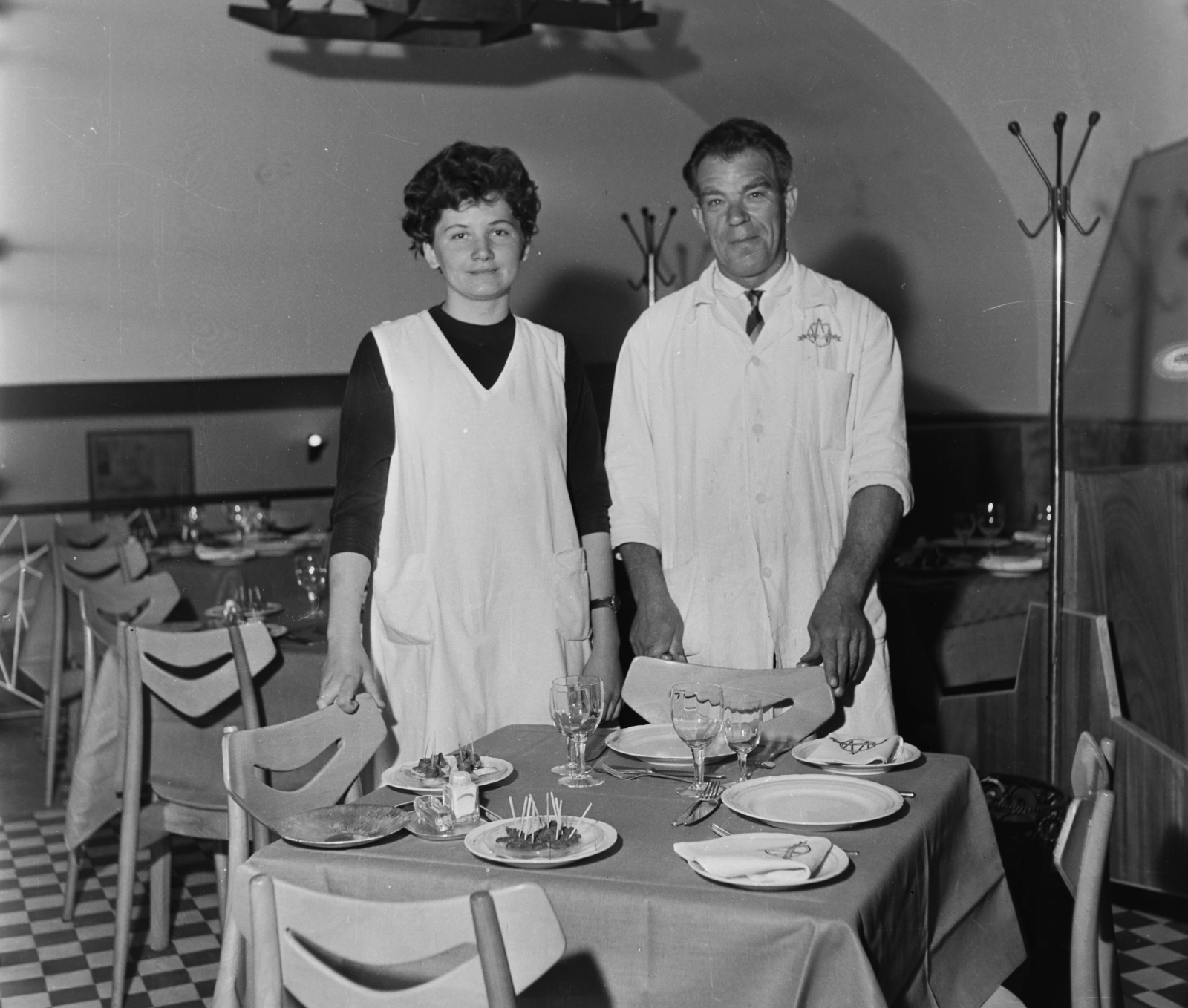 Hungary, Budapest IX., Üllői út 45., Söröző a Két Medvéhez., 1965, Bauer Sándor, Budapest, place, waiter, Fortepan #126238