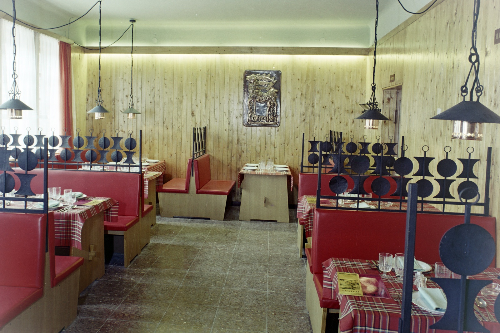 Magyarország, Érd, Balatoni út 76., a Casino étterem sörözője., 1973, Bauer Sándor, színes, faburkolat, étterem box, Fortepan #126280