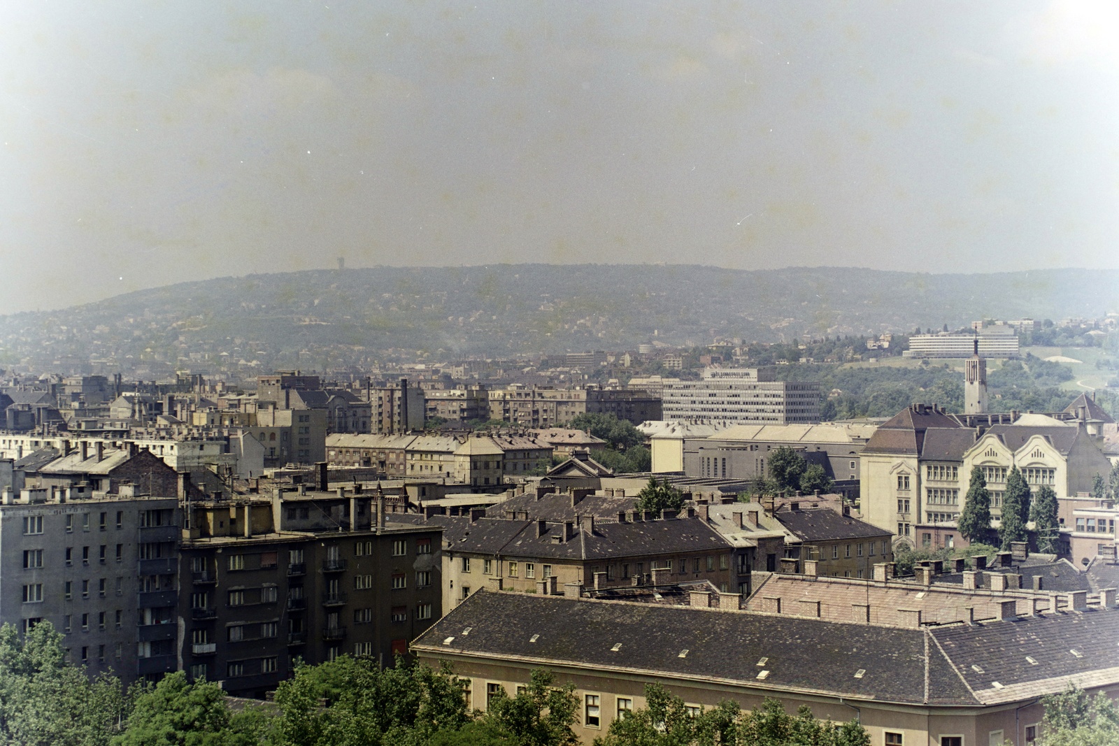 Hungary, Budapest XIII., kilátás a Volga szállóból, előtérben a Váci út - Tisza (Tisza Antal) utca sarokháza, jobbra távolabb a Pozsonyi úti református templom tornya látszik., 1972, Bauer Sándor, colorful, Budapest, Fortepan #126283