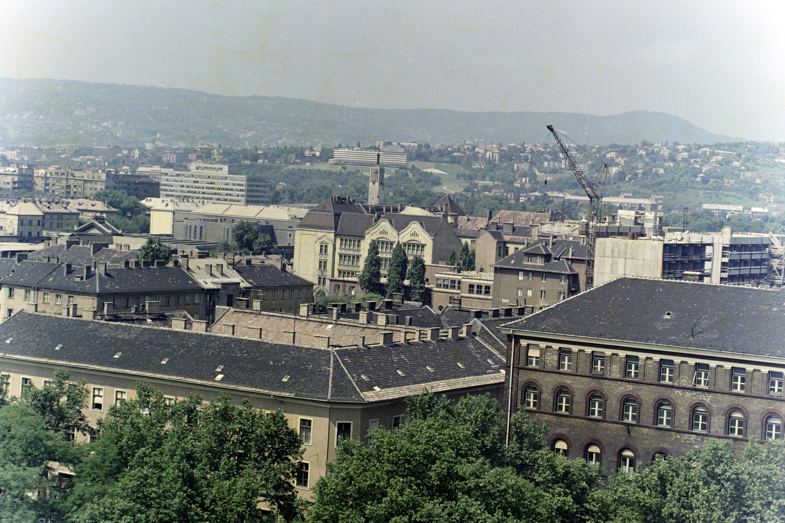 Hungary, Budapest XIII., kilátás a Volga szállóból, előtérben balra a Váci út - Tisza (Tisza Antal) utca sarokházai, jobbra az ELMÜ székház, középen távolabb a Pozsonyi úti református templom tornya látszik., 1972, Bauer Sándor, colorful, Budapest, Fortepan #126285