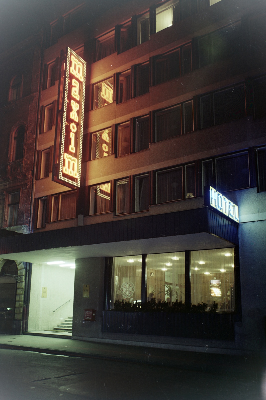 Hungary, Budapest VII., Akácfa utca 3., EMKE szálló és a Maxim Varieté neon reklámja., 1972, Bauer Sándor, colorful, neon sign, Budapest, Fortepan #126294