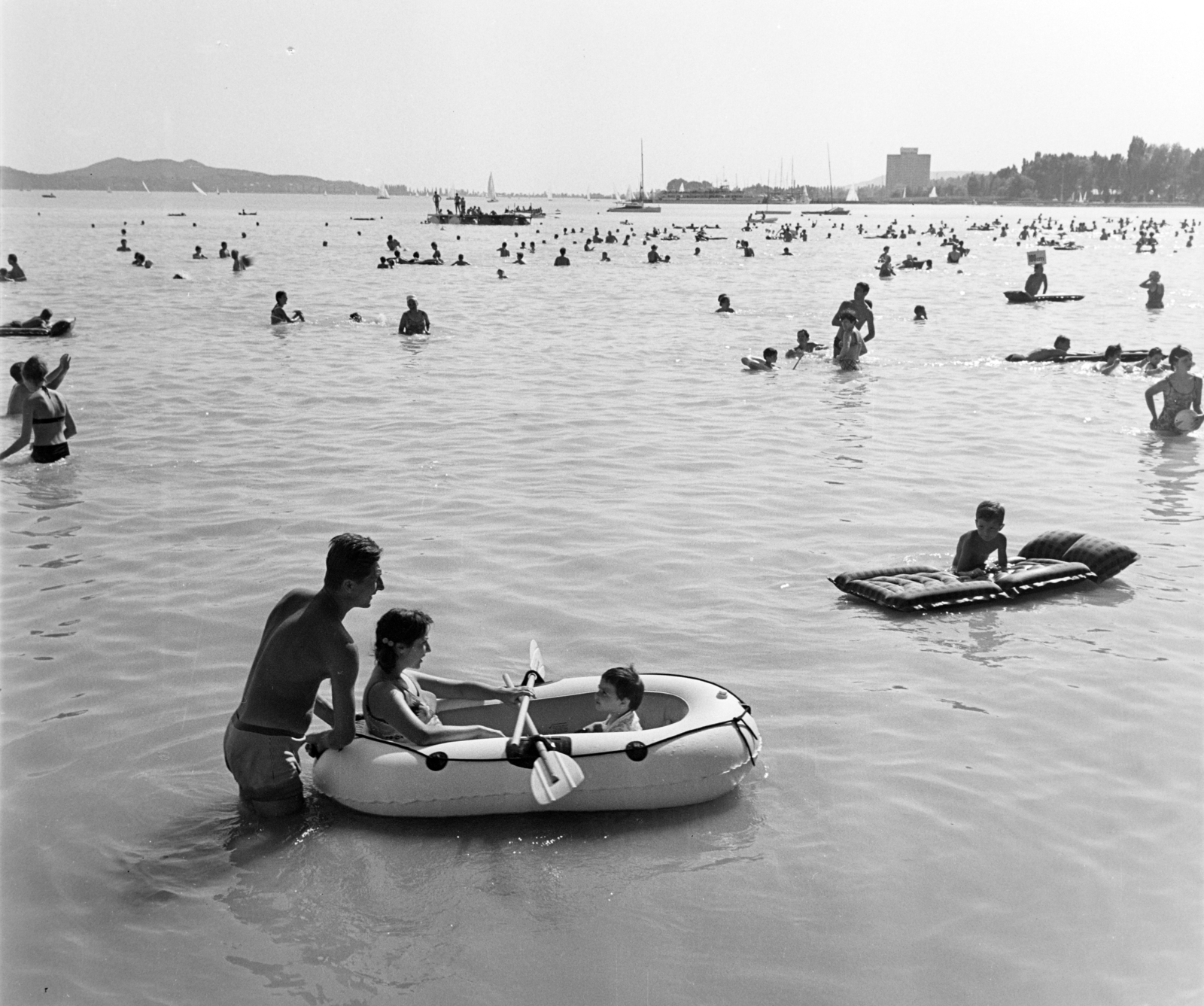 Hungary, Balatonfüred, Esterházy strand., 1970, Bauer Sándor, beach, Baby boat, air mattress, Fortepan #126310