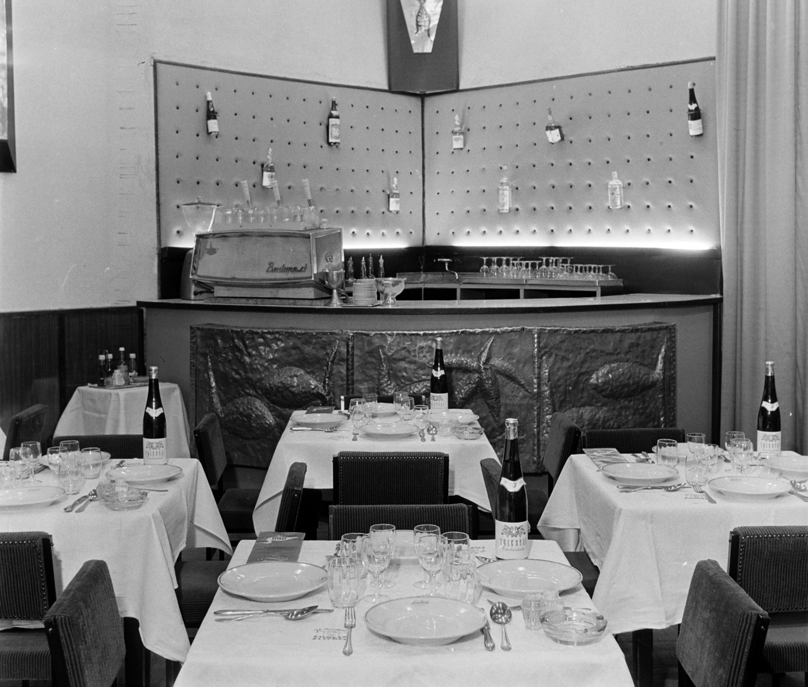 1967, Bauer Sándor, dombormű, teríték, borosüveg, bárpult, kávégép, Budapest-márka, Fortepan #126311