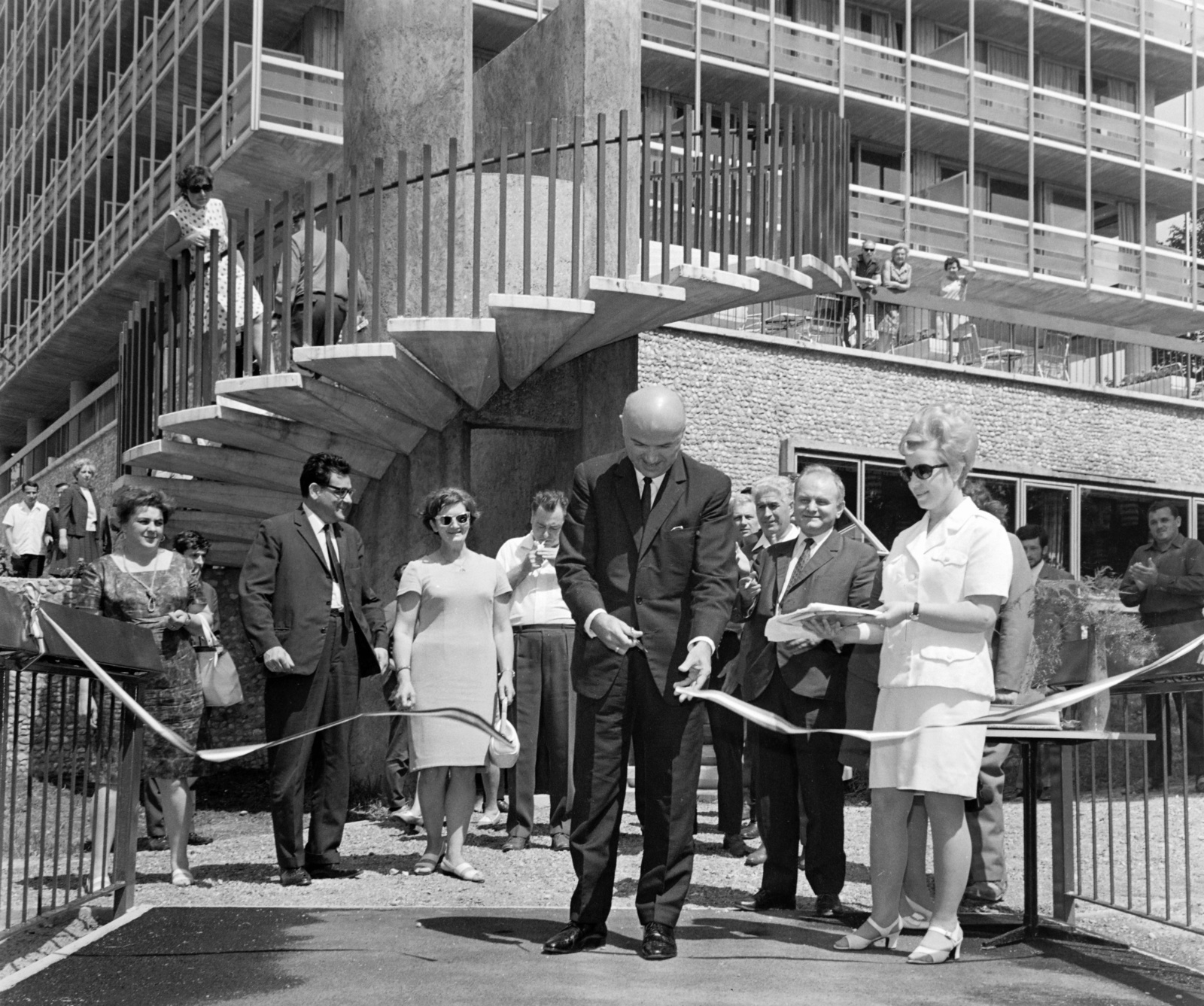 Magyarország, Balatonalmádi, Hotel Aurora, a főút és a vasút feletti átjáró a Balatonhoz., 1969, Bauer Sándor, avatás, csigalépcső, felüljáró, Fortepan #126313