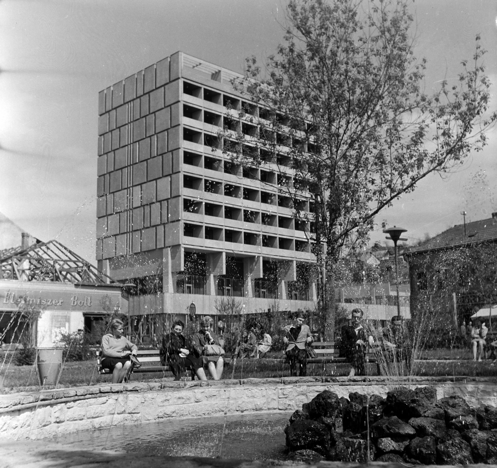 Hungary, Salgótarján, Fő tér, Karancs szálló., 1964, Bauer Sándor, Fortepan #126335