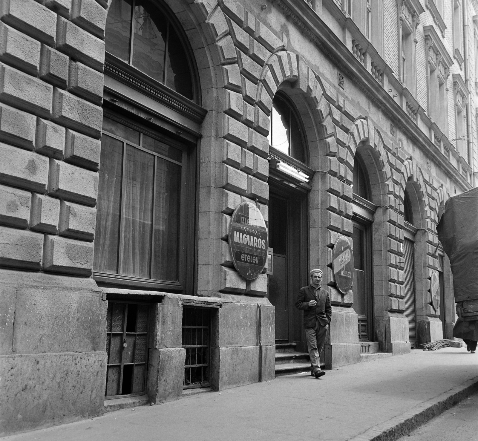 1963, Bauer Sándor, street view, restaurant, beret, Fortepan #126346