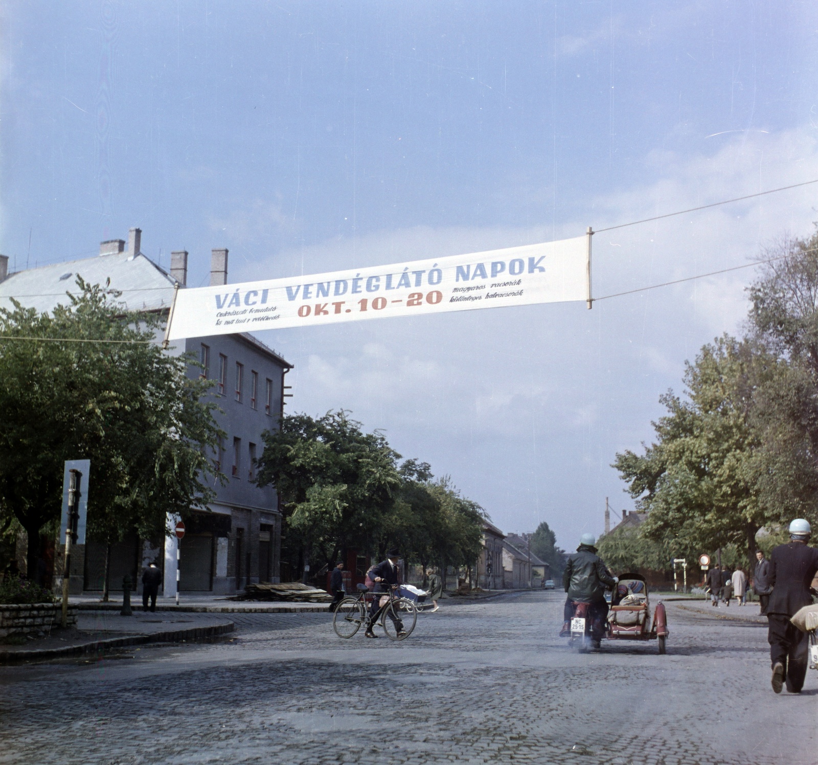 Hungary, Vác, Dr. Csányi László körút (Lenin út) a Széchenyi István utca kereszteződéstől a Szent István tér felé nézve., 1965, Bauer Sándor, colorful, motorcycle, motorcycle with sidecar, cobblestones, Szentesi-brand, label, bicycle, Fortepan #126356