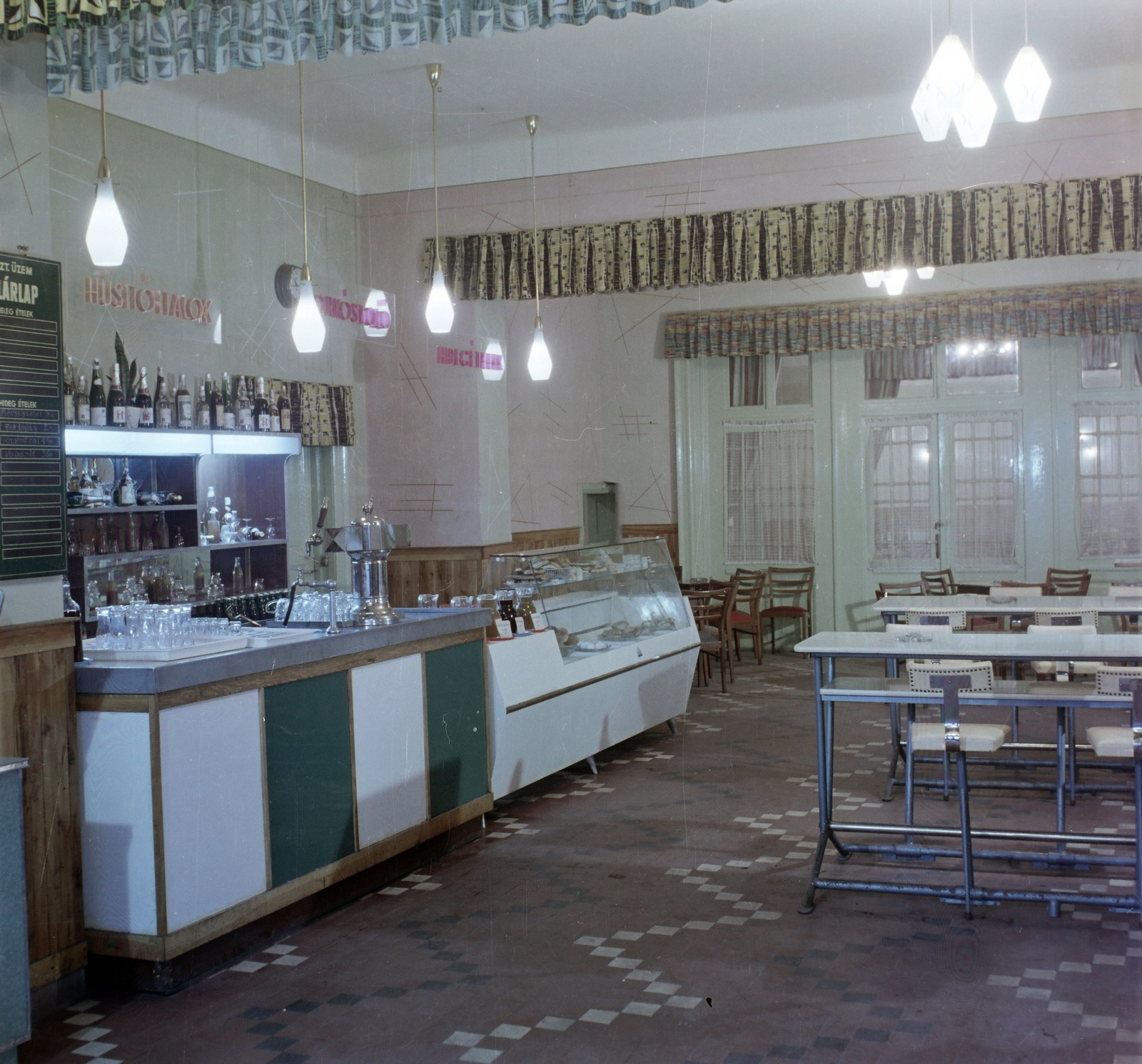 Magyarország, Dunakeszi, Verseny utca, Pavilon bisztró., 1970, Bauer Sándor, színes, söntés, hűtőpult, Fortepan #126357