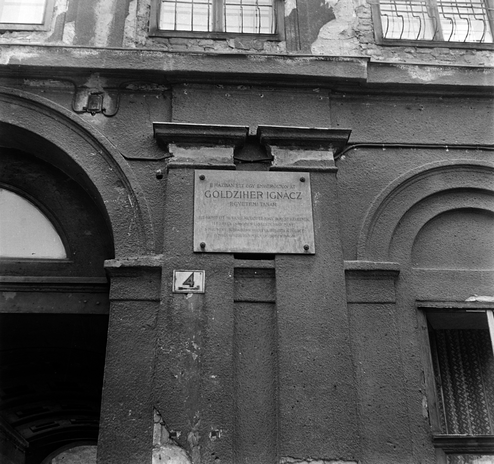 Magyarország, Budapest VII., Holló utca 4., a kapu jobb oldalán Goldziher Ignác orientalista egyetemi tanár emléktáblája., 1969, Bauer Sándor, Budapest, Fortepan #126367