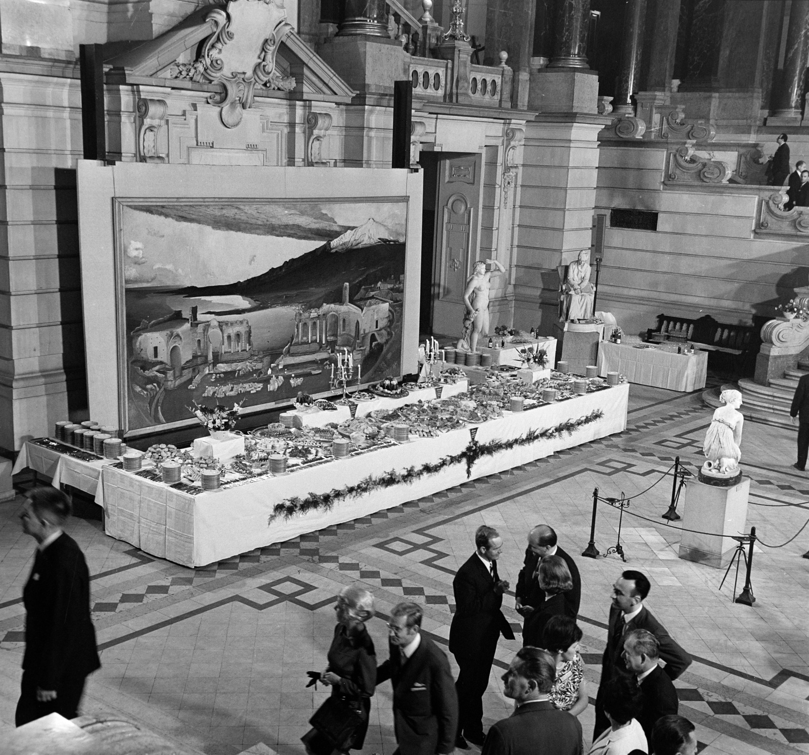 Hungary, Budapest V., Kossuth Lajos tér, az Igazságügyi Palota (ekkor Magyar Nemzeti Galéria) aulája. Előtérben jobbra Ferenczy István Pásztorlányka című szobra. Balra Csontváry Kosztka Tivadar festménye, A taorminai görög színház romjai (1904-5), ettől jobbra Engel József Éva című szobra és Stróbl Alajos Anyánk című szobra., 1969, Bauer Sándor, Budapest, Fortepan #126373