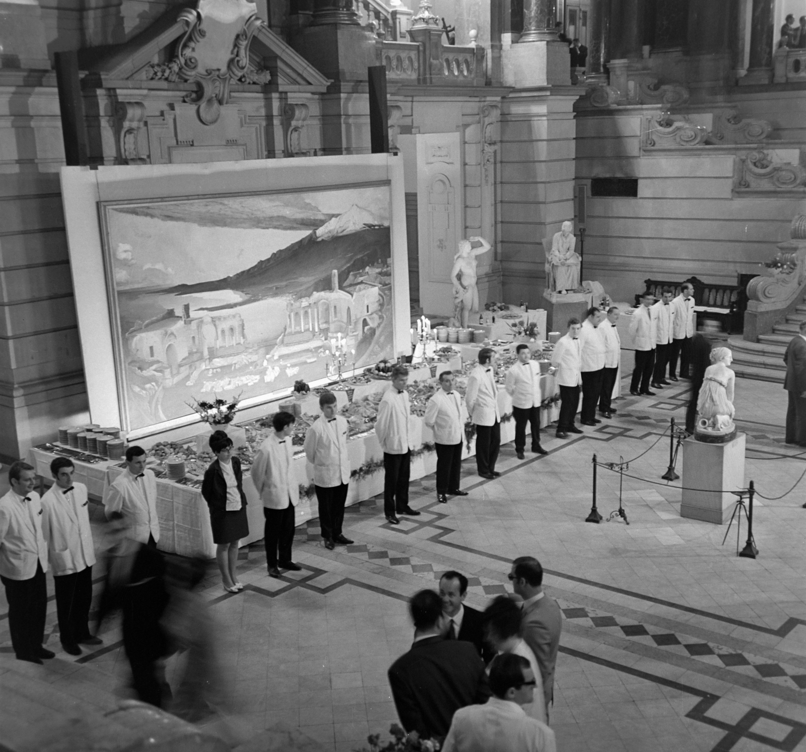 Hungary, Budapest V.,  Kossuth Lajos tér, az Igazságügyi Palota (ekkor Magyar Nemzeti Galéria) aulája. Előtérben jobbra Ferenczy István Pásztorlányka című szobra. Balra Csontváry Kosztka Tivadar festménye, A taorminai görög színház romjai (1904-5), ettől jobbra Engel József Éva című szobra és Stróbl Alajos Anyánk című szobra., 1969, Bauer Sándor, Budapest, Fortepan #126374