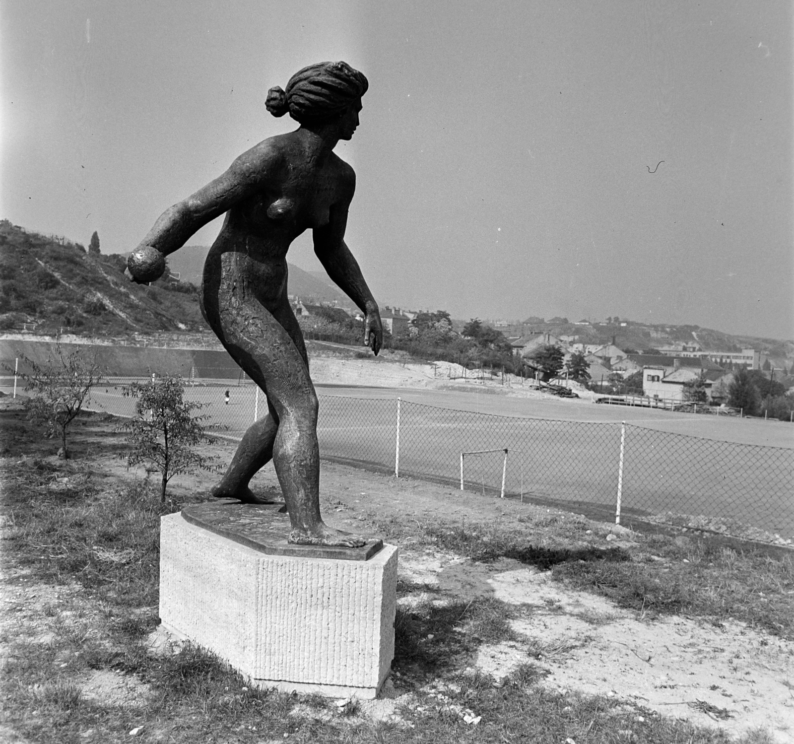 Magyarország, Budapest II., Kolozsvári Tamás utcai sporttelep (később Panoráma Sportközpont). Kislabdahajító szobor., 1969, Bauer Sándor, szobor, Budapest, Fortepan #126390