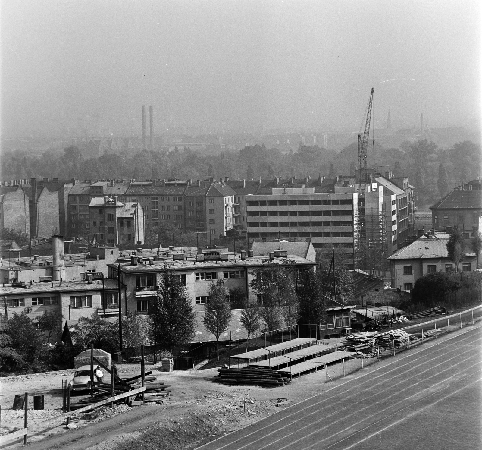 Hungary, Budapest II., Kolozsvári Tamás utcai sporttelep (később Panoráma Sportközpont), szemben a Lajos utca - Lukács utca sarkon épülő PM Számítóközpont, háttérben a Margitsziget fái., 1969, Bauer Sándor, Budapest, Fortepan #126391