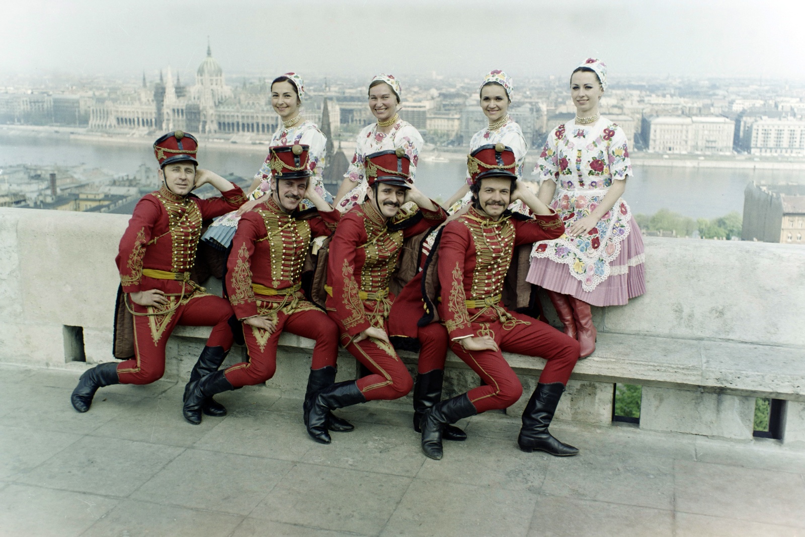 Hungary, Halászbástya, Budapest I., 1980, Bauer Sándor, colorful, folk costume, Budapest, costume, Kalocsa folk costume, embroidery, shako, Fortepan #126406