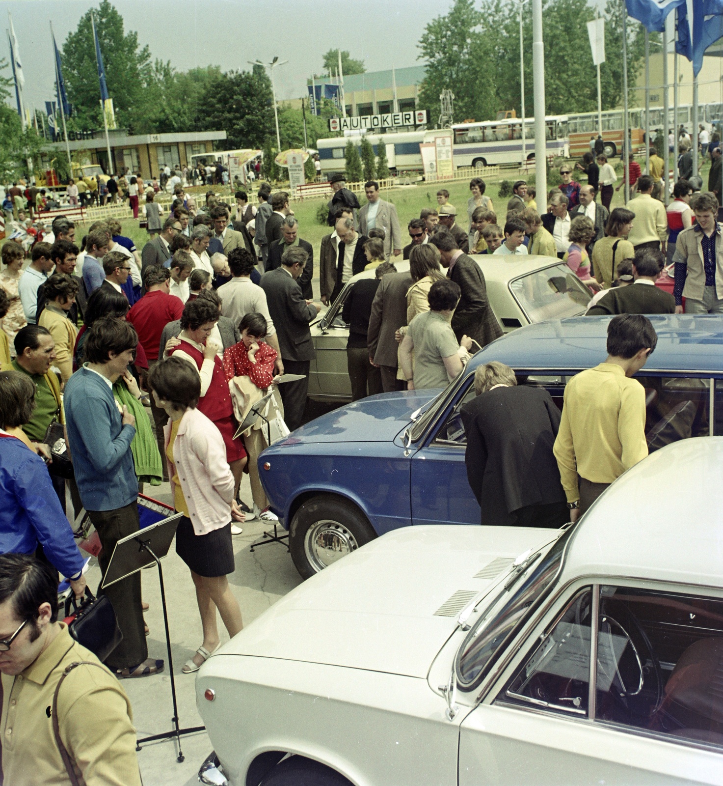 Magyarország, Budapesti Nemzetközi Vásár, Budapest X., Albertirsai úti vásárterület., 1973, Bauer Sándor, színes, tömeg, vásárlás, nemzetközi vásár, automobil, látogatók, Budapest, Fortepan #126410