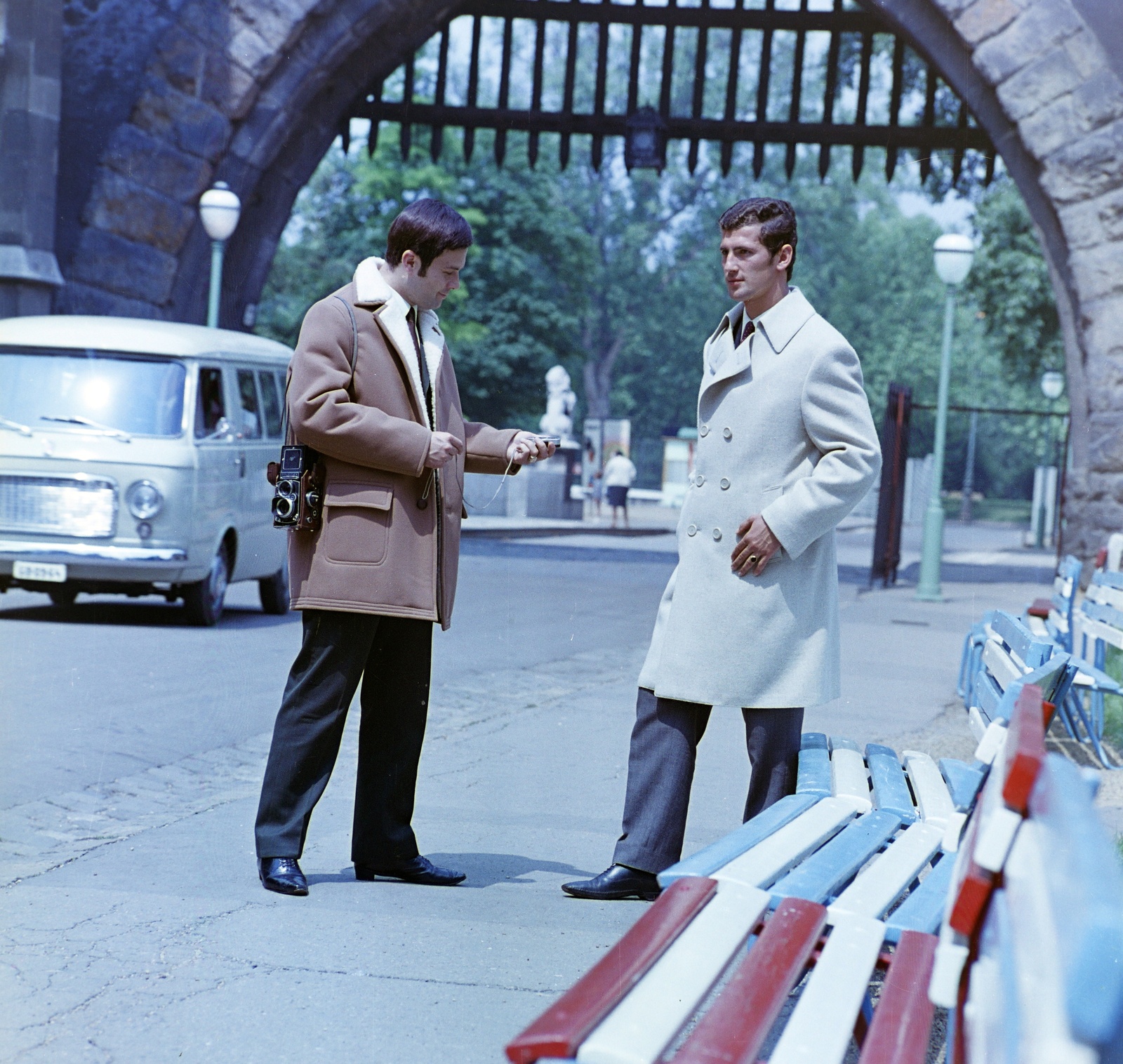 Hungary, Budapest XIV., Vajdahunyad vára., 1973, Bauer Sándor, colorful, Fiat-brand, camera, bench, minivan, coat, Budapest, Fortepan #126412