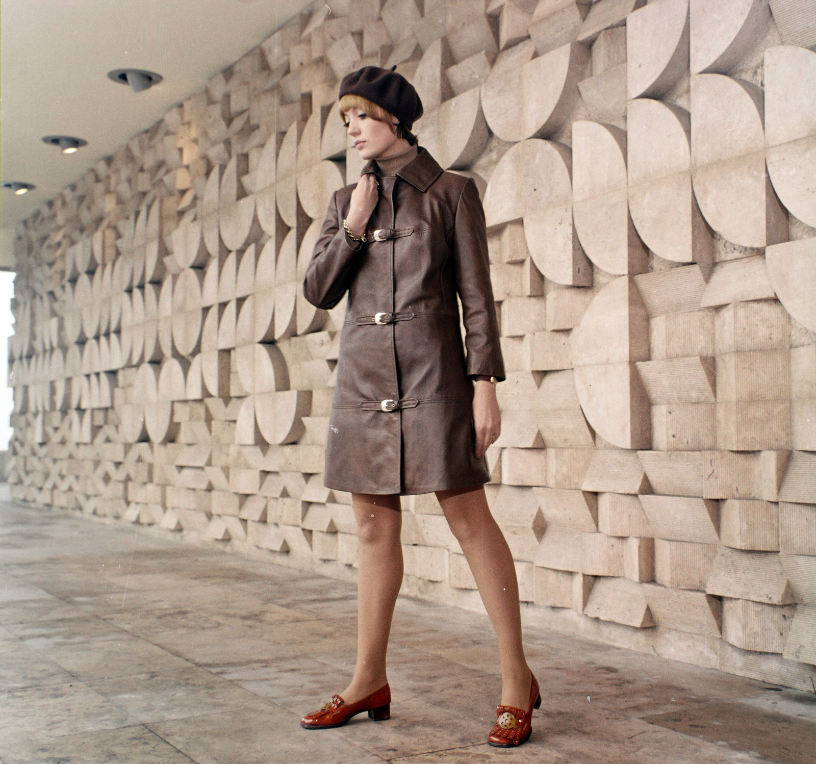 Hungary, Budapest V., Hotel Duna Intercontinental, a hotelt és a bejárat melletti domborművet Finta József építész tervezte. Schmidt Bea manöken., 1971, Bauer Sándor, fashion, colorful, Budapest, Fortepan #126415
